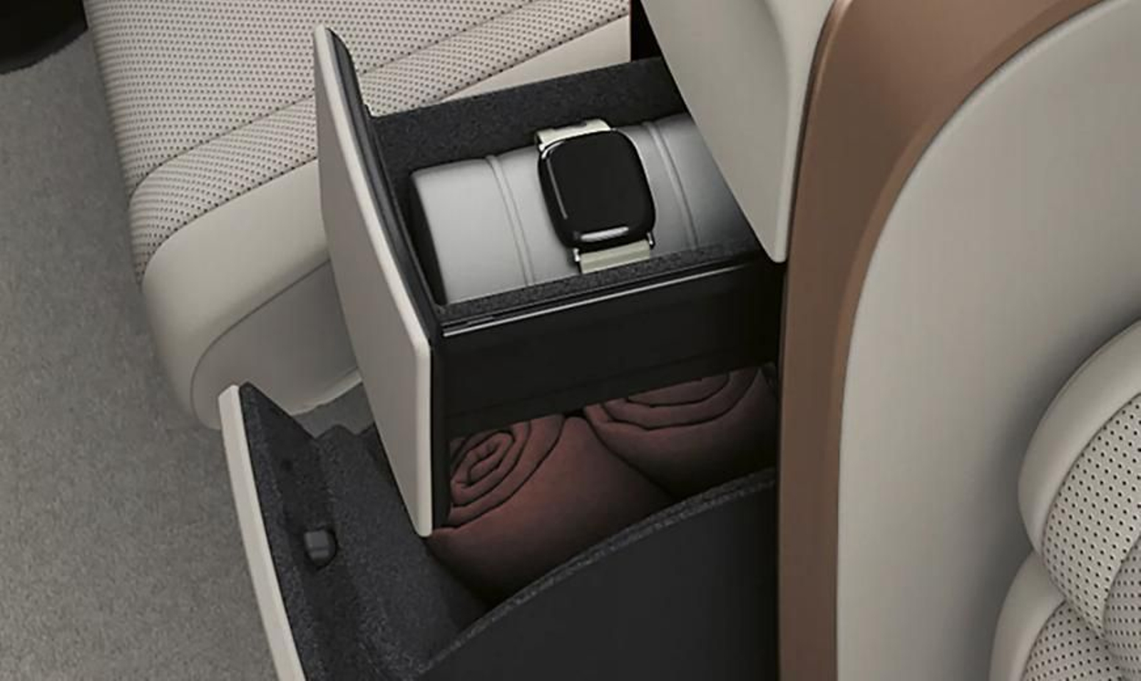 Las imágenes de la Minivan híbrida de Lexus LM