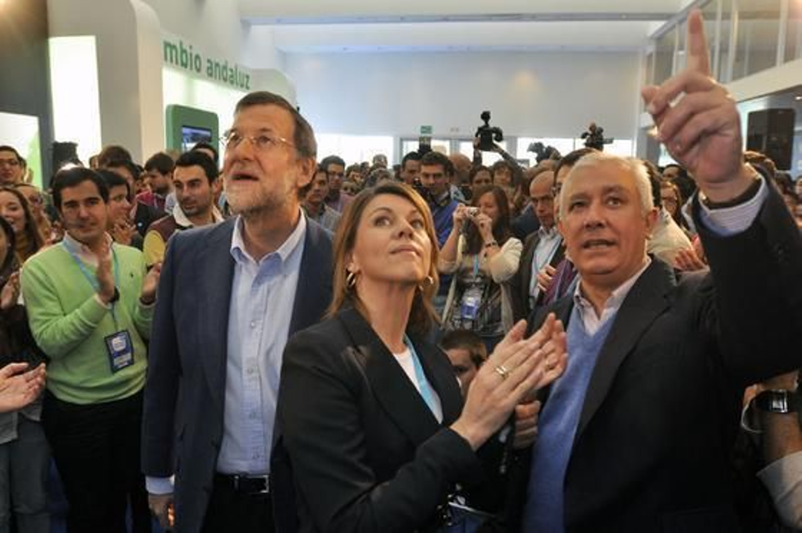 Aplausos a la llegada de Rajoy, De Cospedal y Arenas a la convención en su segunda jornada.  Foto: M. Gomez