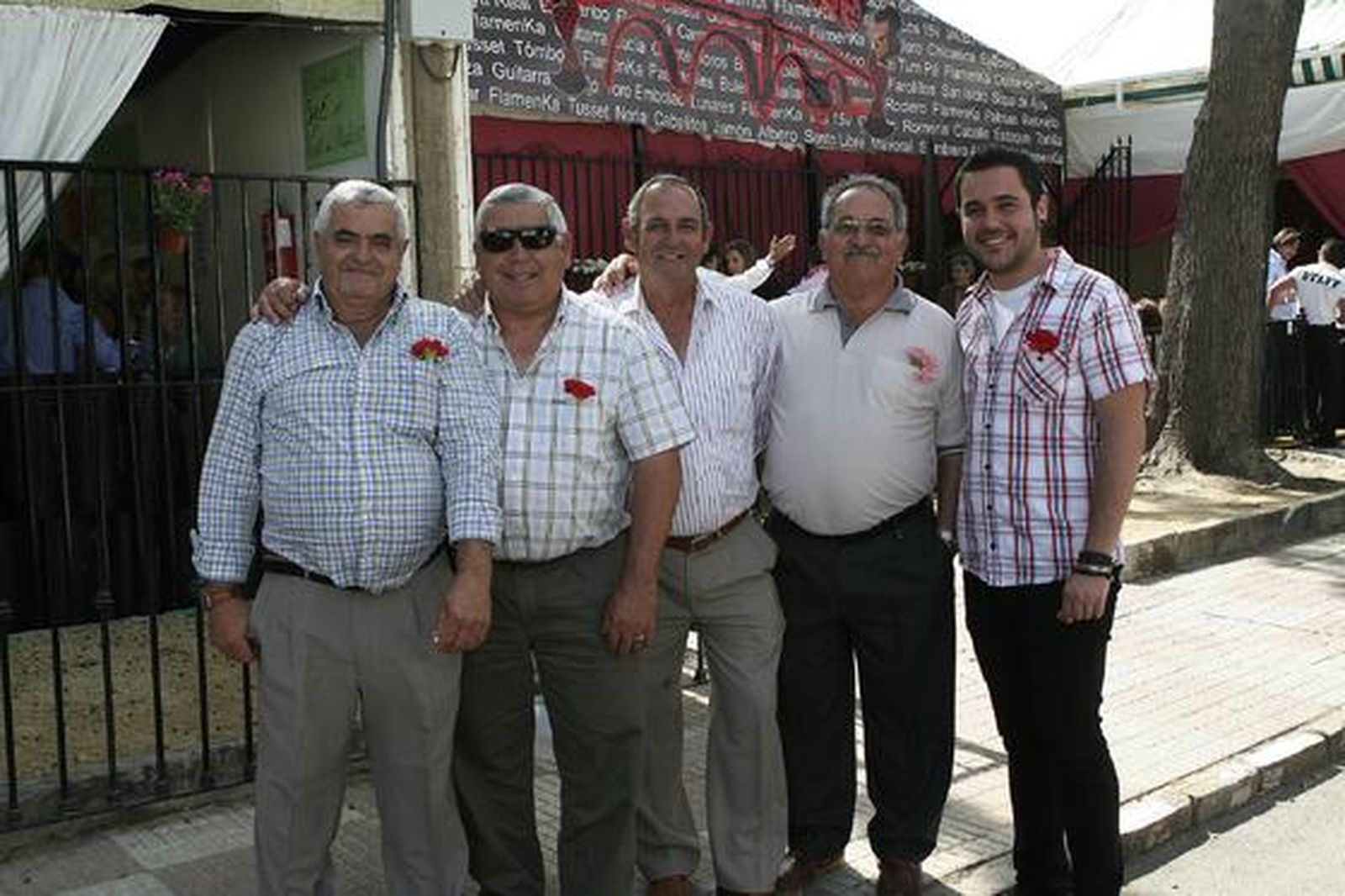 Cinco hombres posan en la Avenida 15 de Mayo.

Foto: Vanessa Perez