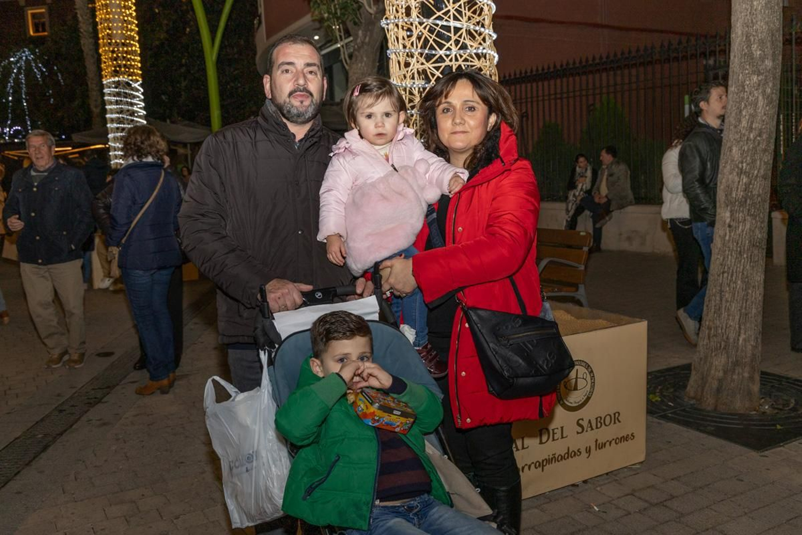 Los jienenses disfrutan de la magia de la Navidad recorriendo sus calles