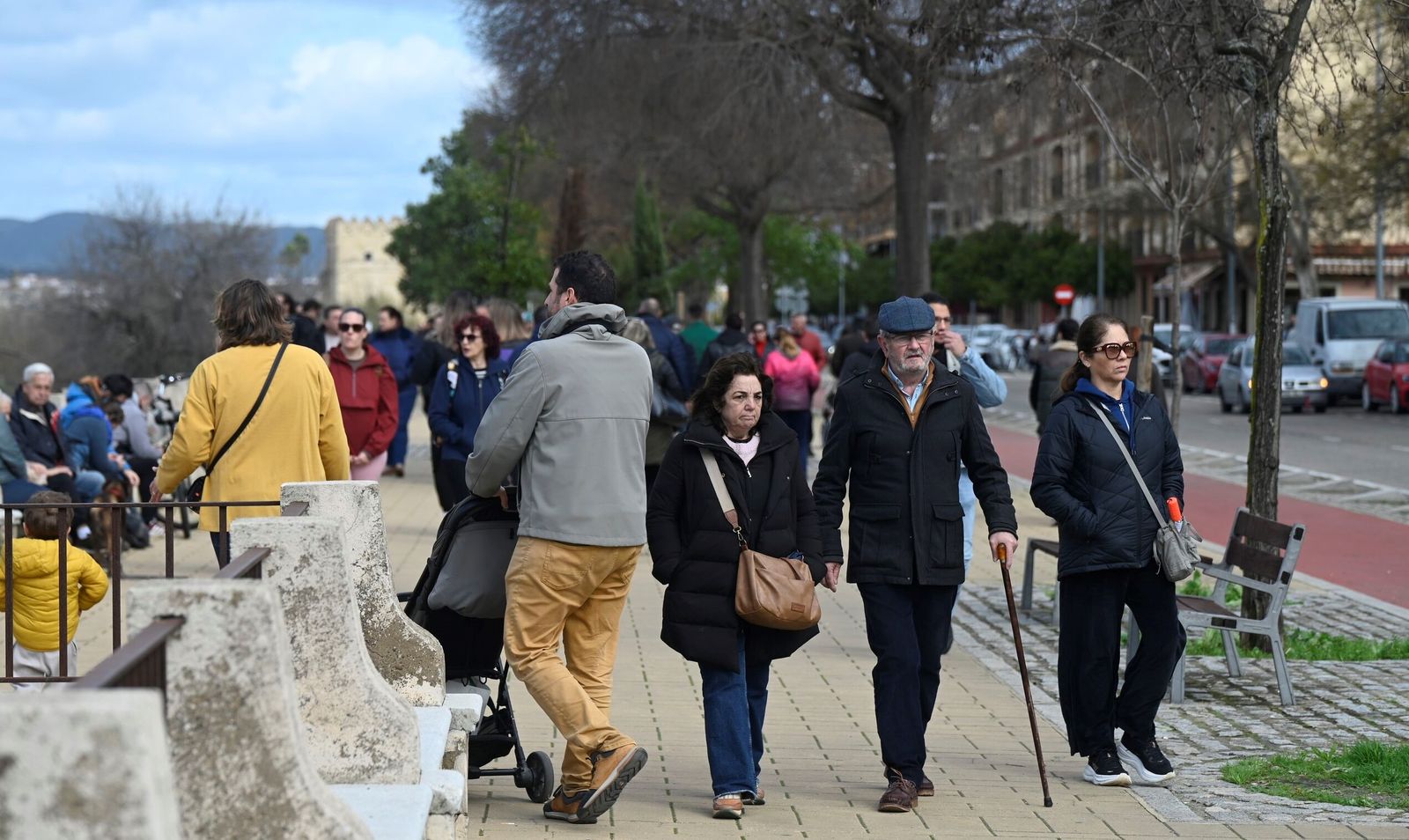 Viandantes paseando por Córdoba.