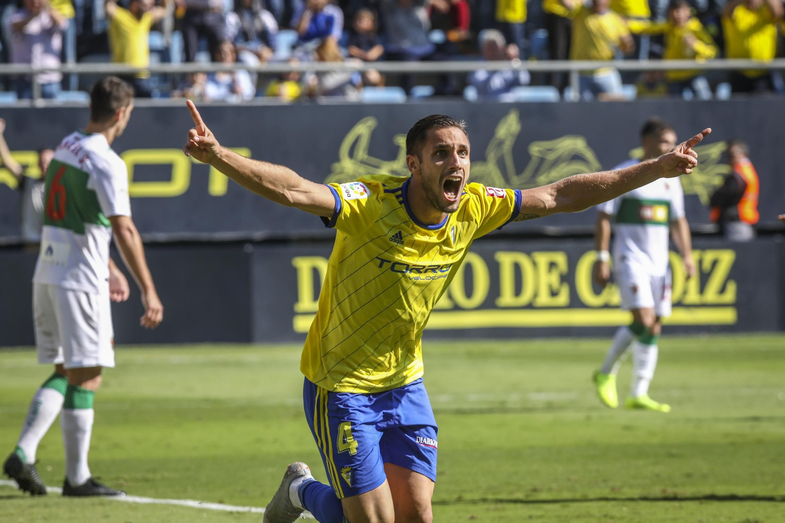 Rober Correa abre los brazos mientras corre para celebrar el gol del empate.