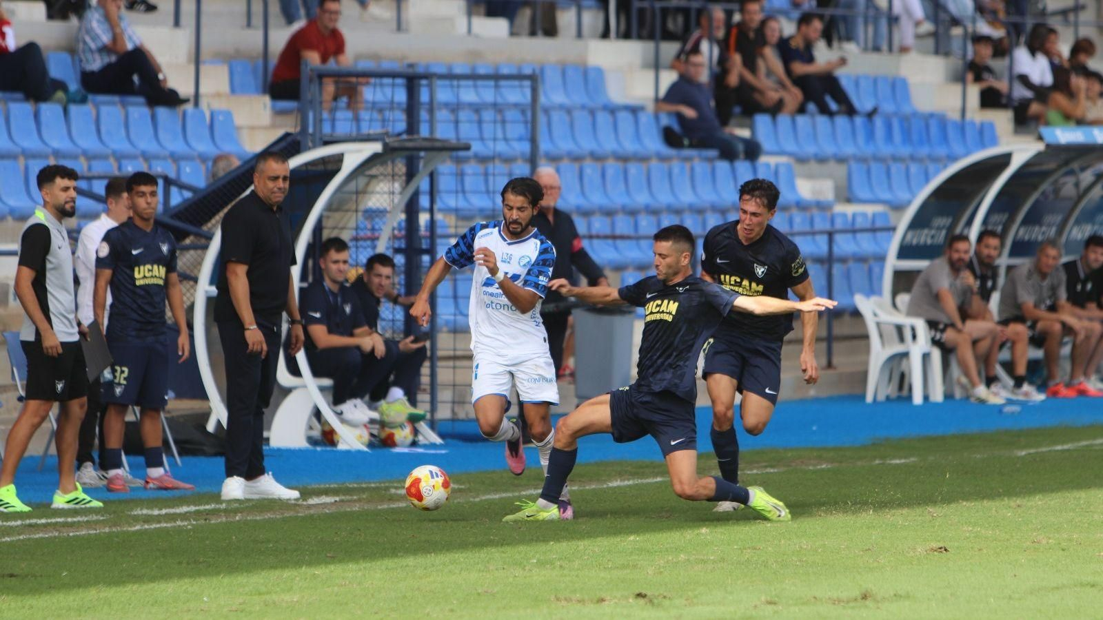 Ilias Charif fue de los mejores azulinos en ataque en La Condomina.