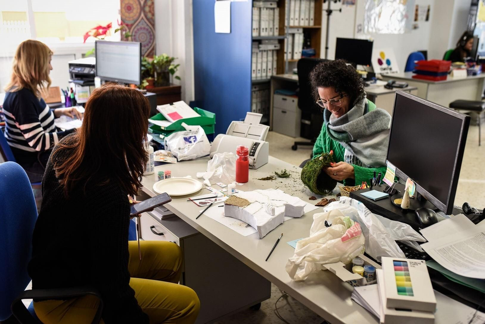 Personal de Cepaim realizando su trabajo en la sede de Huelva.