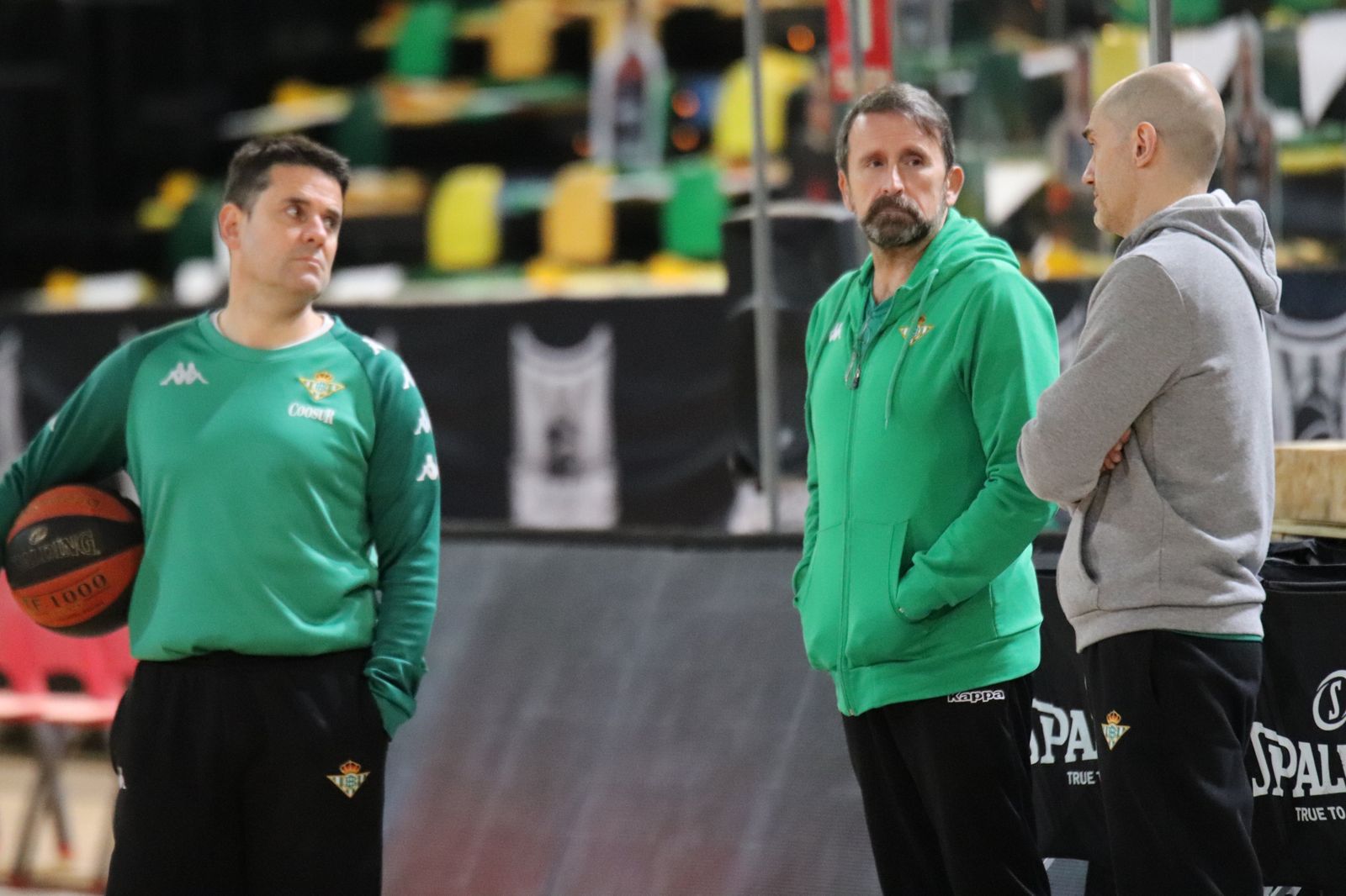 Joan Plaza habla con sus ayudantes, Javi Carrasco y Antonio Pérez, en Miribilla.