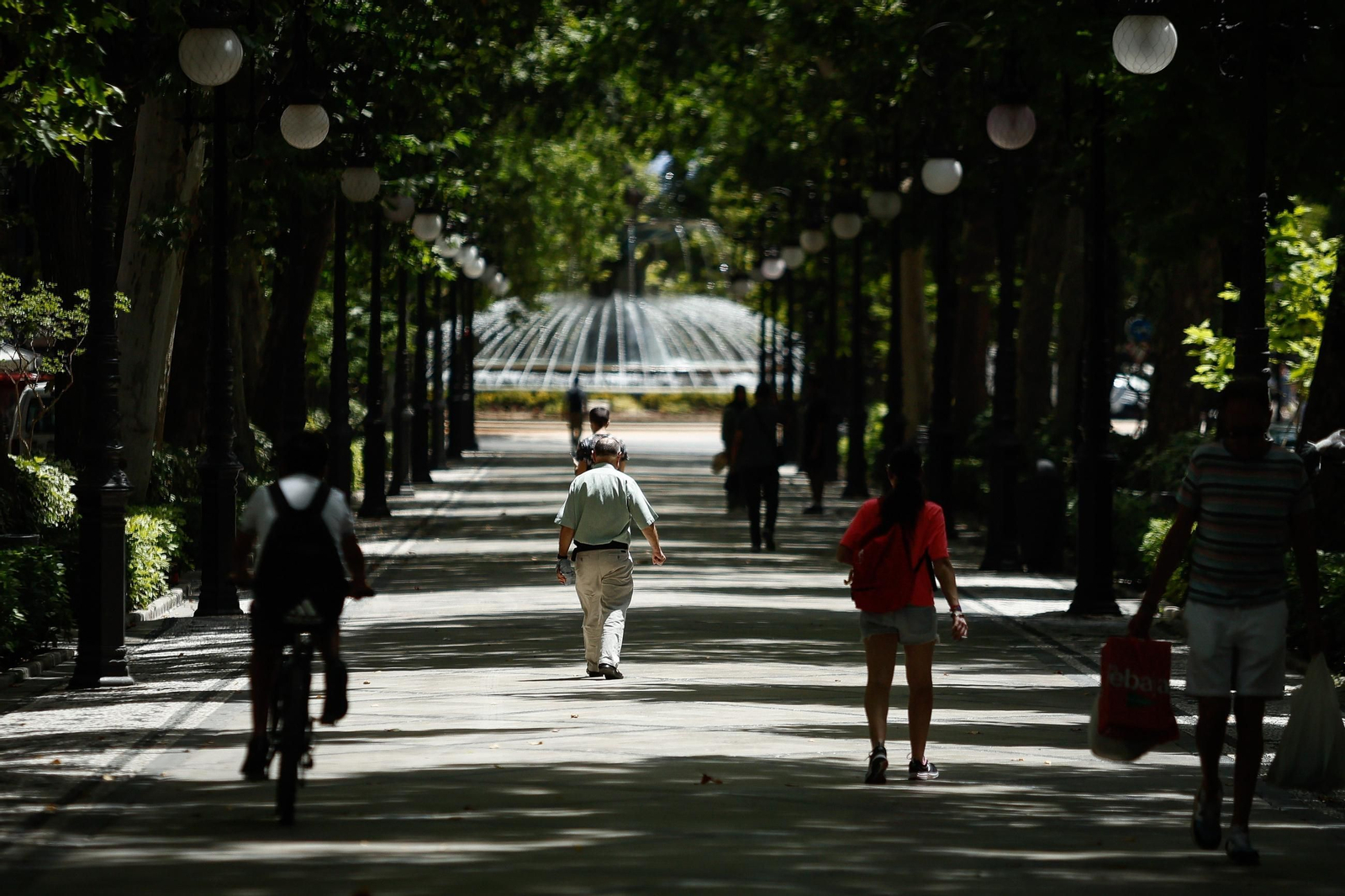 Paraguas, abanicos y agua: las mejores imágenes de la primera ola de calor de agosto en Granada