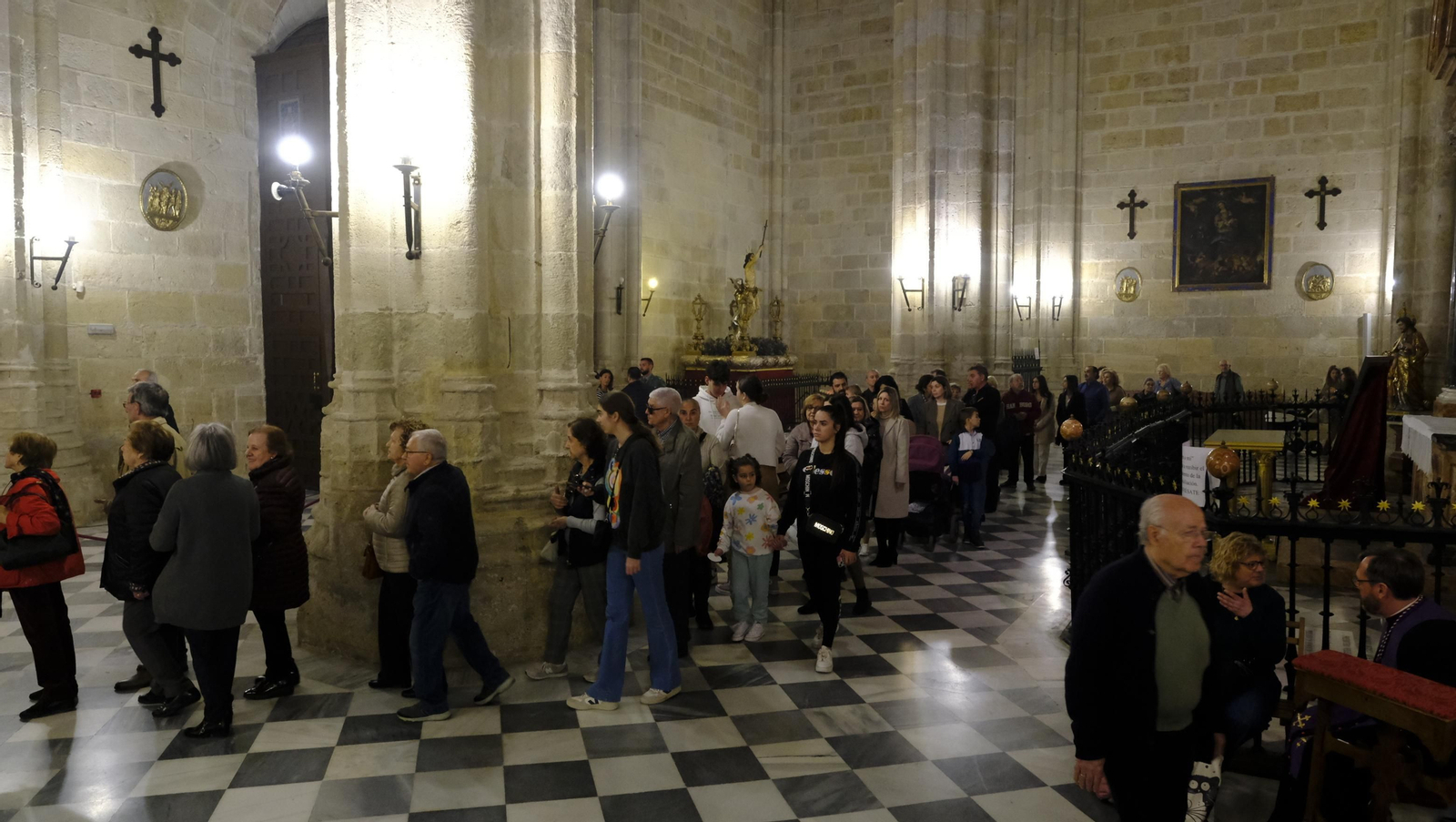 Imágenes del Besapiés de Jesús Cautivo de Medinaceli, en la Catedral de Almería