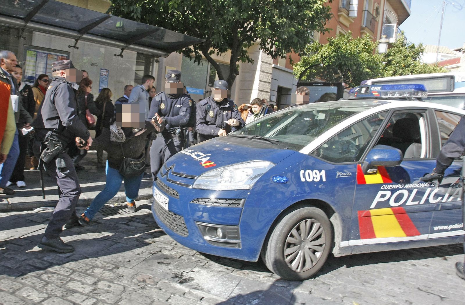 Dos agentes detienen a una mujer en el centro de Jerez.