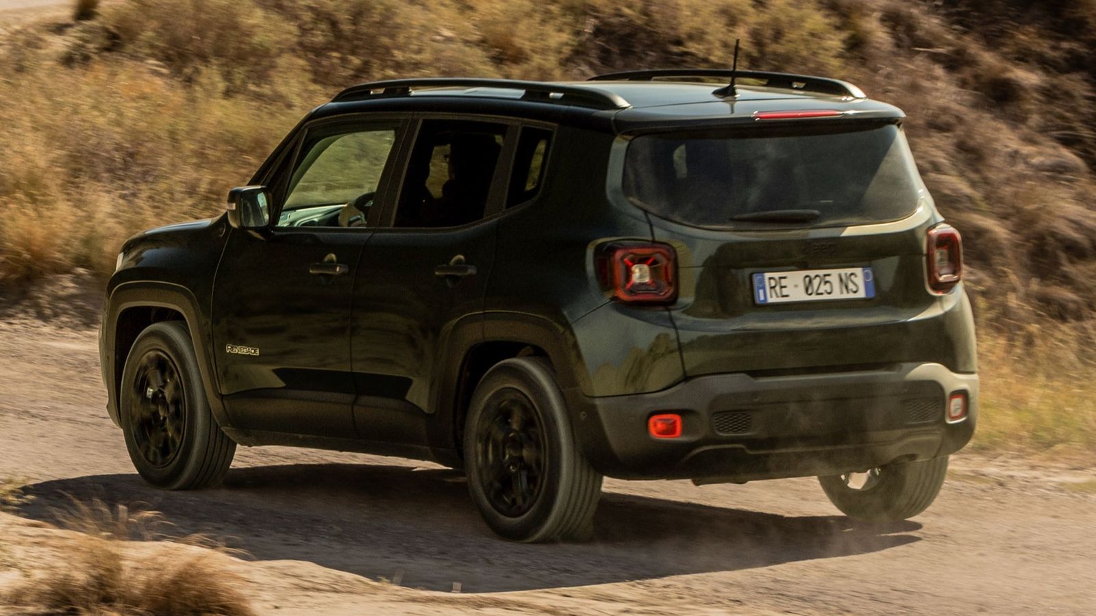 La identidad exclusiva de esta edición se resalta con logotipos y detalles específicos en negro, así como cristales oscurecidos.