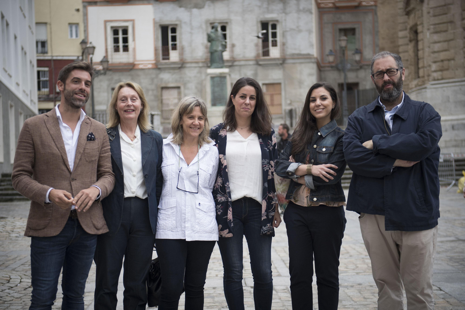 El jurado del Premio Agustín Merello, ayer en la plaza de la Catedral.
