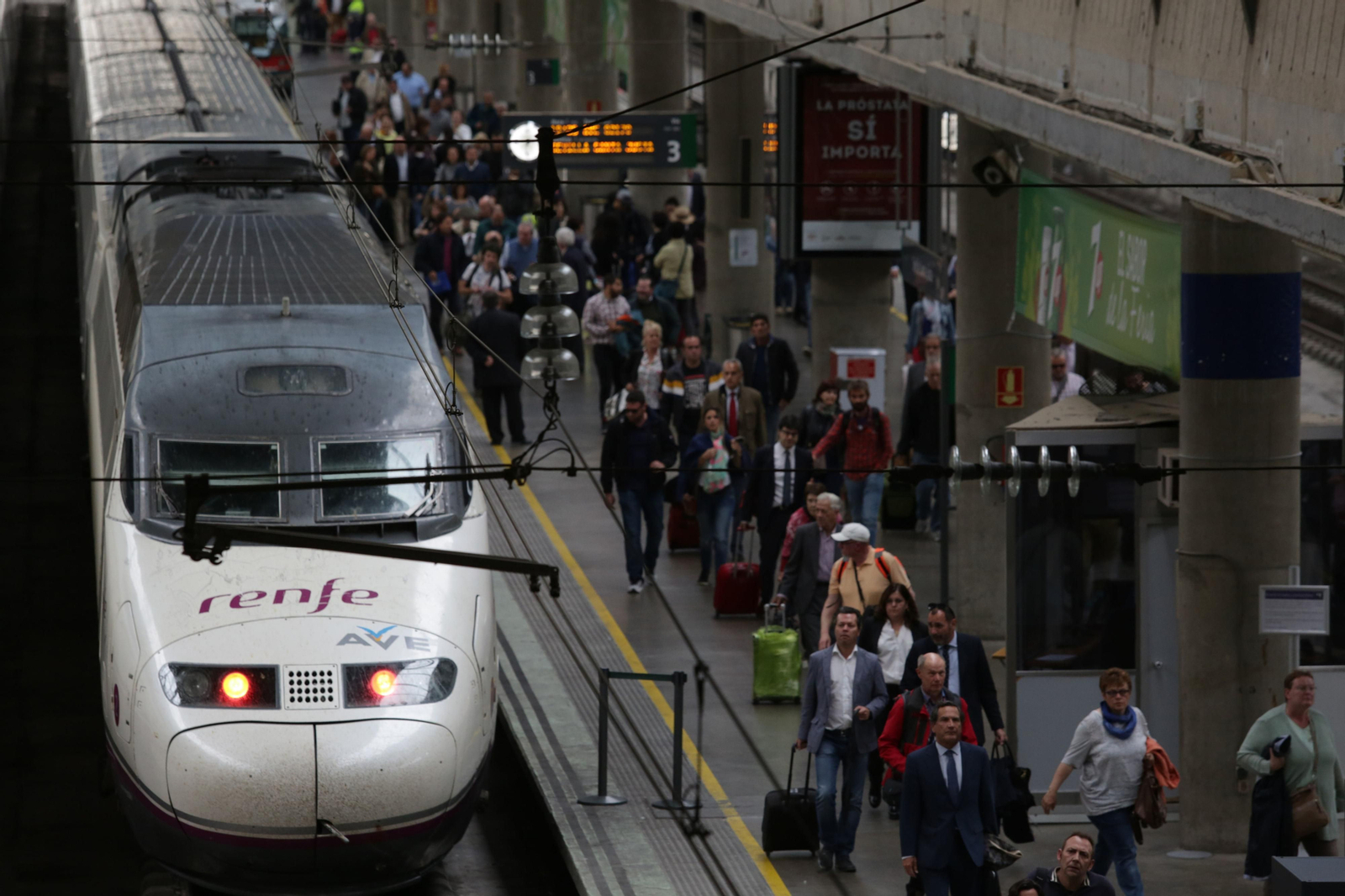 Un AVE en la estación de Santa Justa de Sevilla.