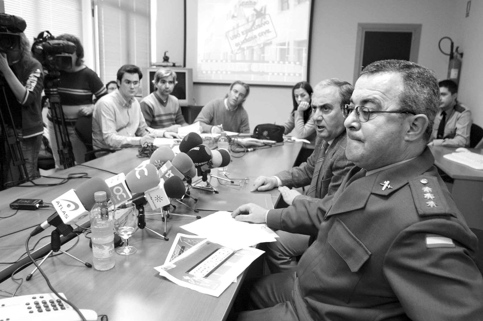 Sebastián Saucedo, subdelegado del Gobierno en el transcurso de la 'Operación Escuela', acompañado del coronel Dichas, en 2006.