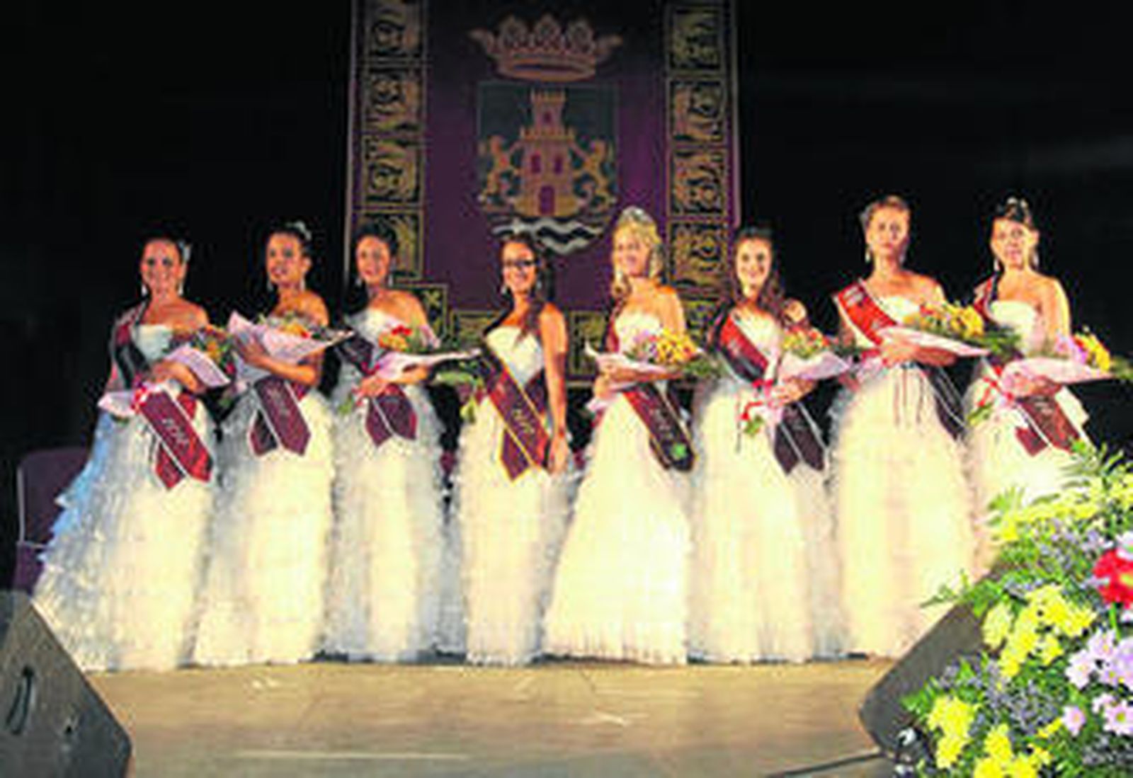 La Chiclanera Mayor, Sara Periano, posa junto a su Corte de Honor tras el acto de proclamación celebrado anoche en la Caseta Municipal.