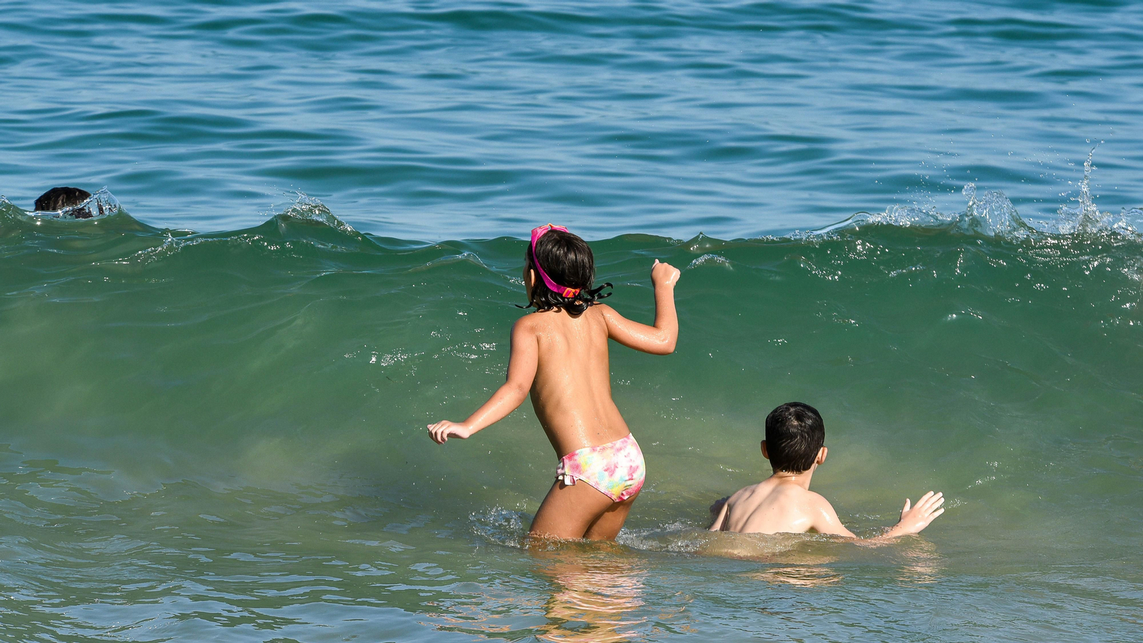 Fotos de la tarde en la playa del El Rinconcillo en plena ola de calor