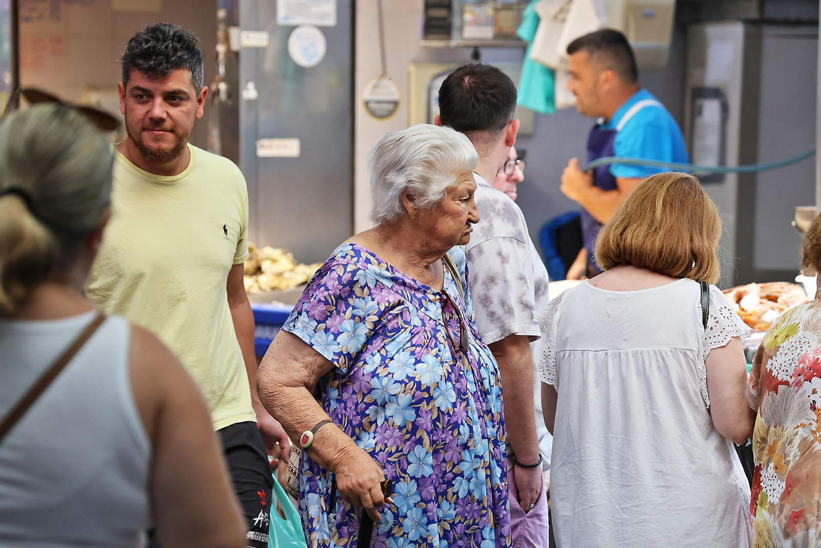 Imágenes de las compras en el entorno del Mercado del Carmen en la mañana de sábado