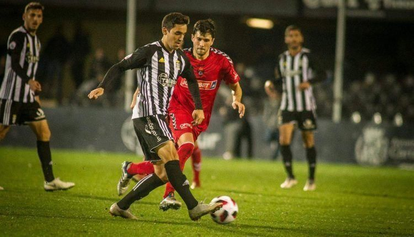 El centrocampista gallego conduce el balón durante un partido de su etapa en el Cartagena. El centrocampista gallego conduce el balón durante un partido de su etapa en el Cartagena.