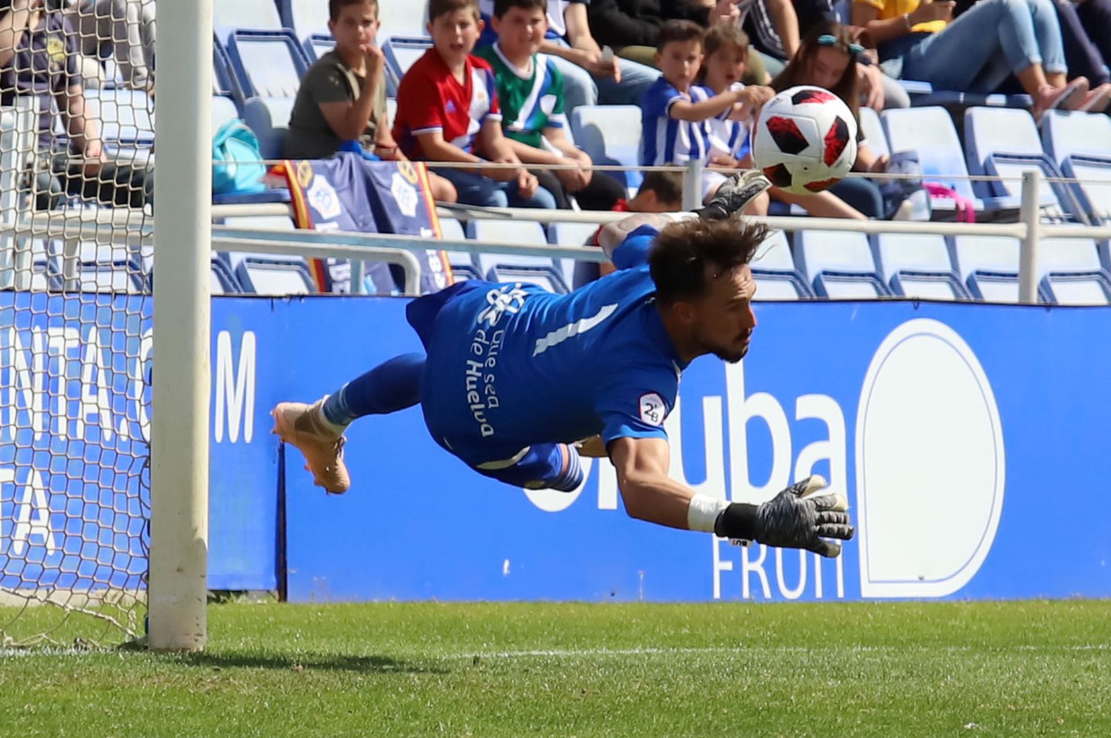 Marc Martínez 'vuela' para despejar un balón en el Nuevo Colombino.