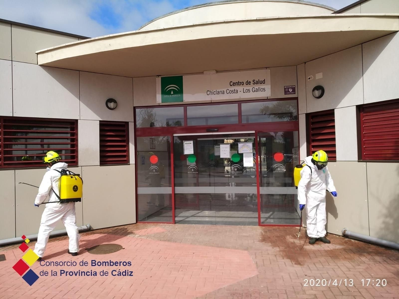 Los bomberos en tareas de desinfección en un centro de salud de Chiclana.