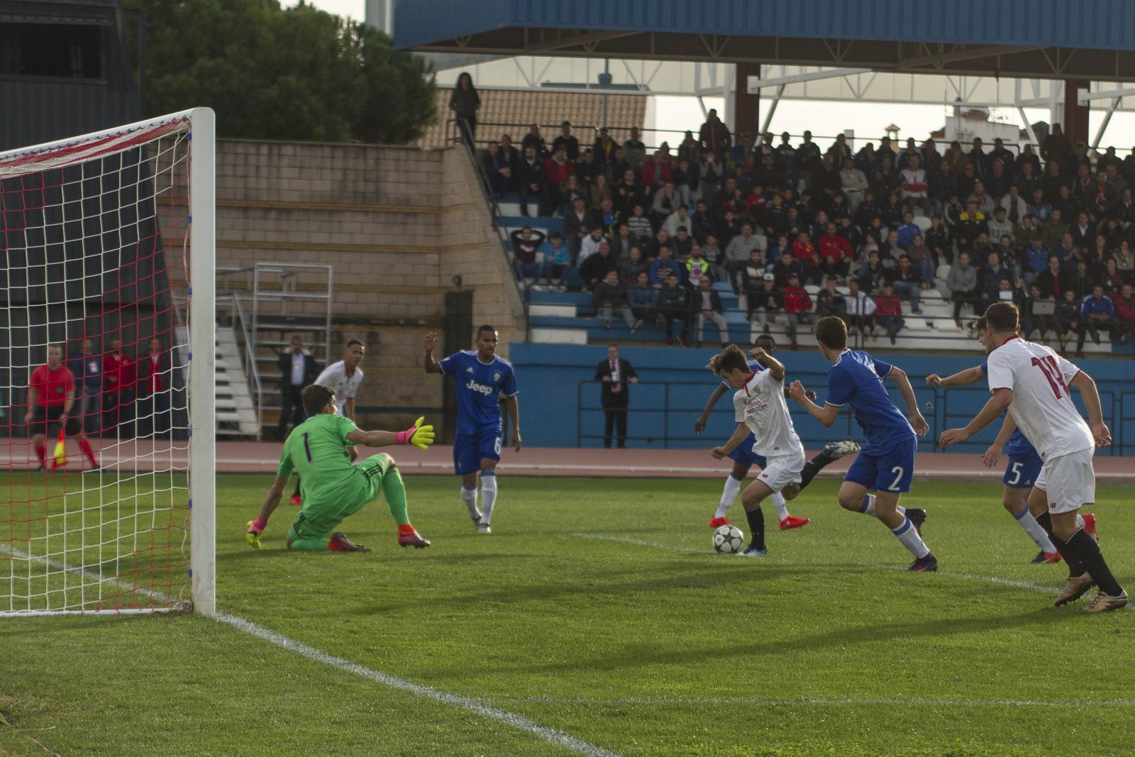 Buben se dispone a disparar a quemarropa tras un rechace del meta Favero, en una gran ocasión.