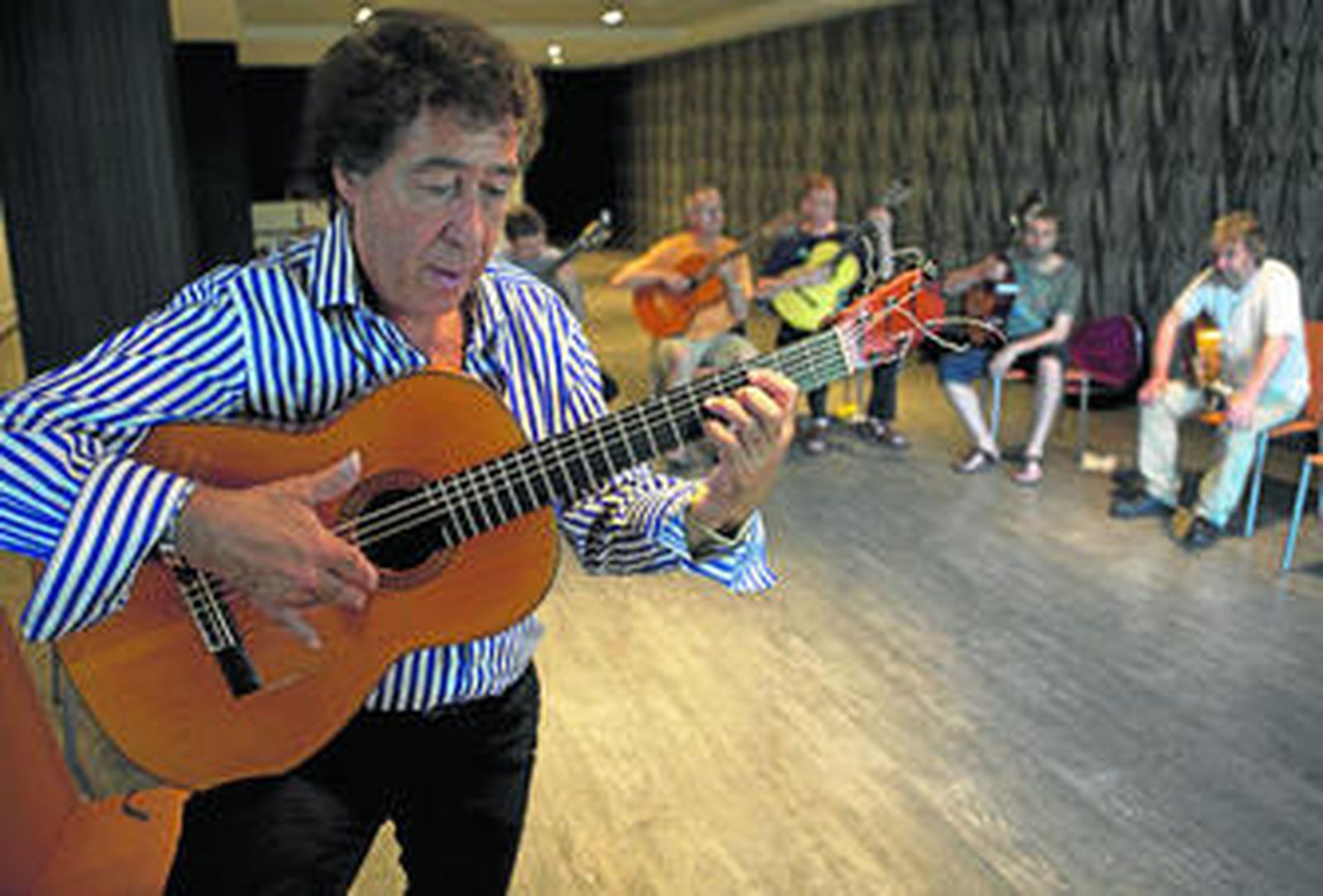 En primer plano Juan Martín; detrás, sus alumnos.