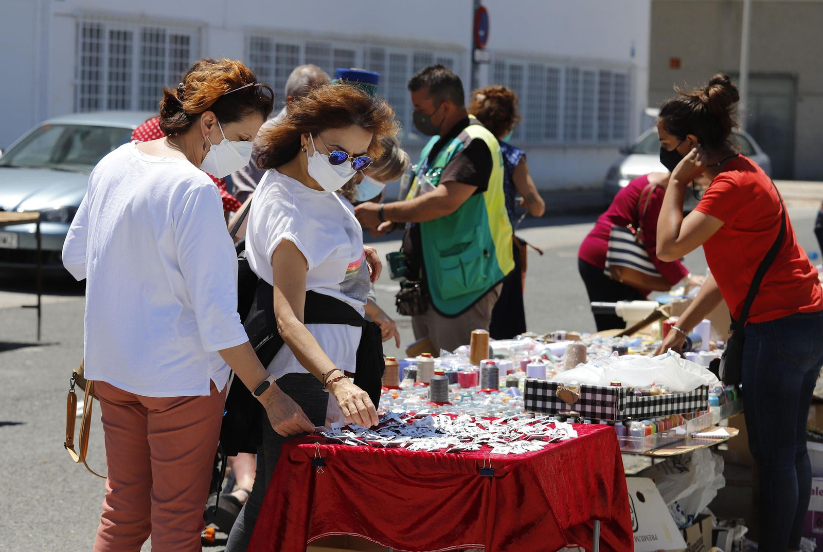 Imágenes del Mercadillo de Huelva en su nueva ubicación