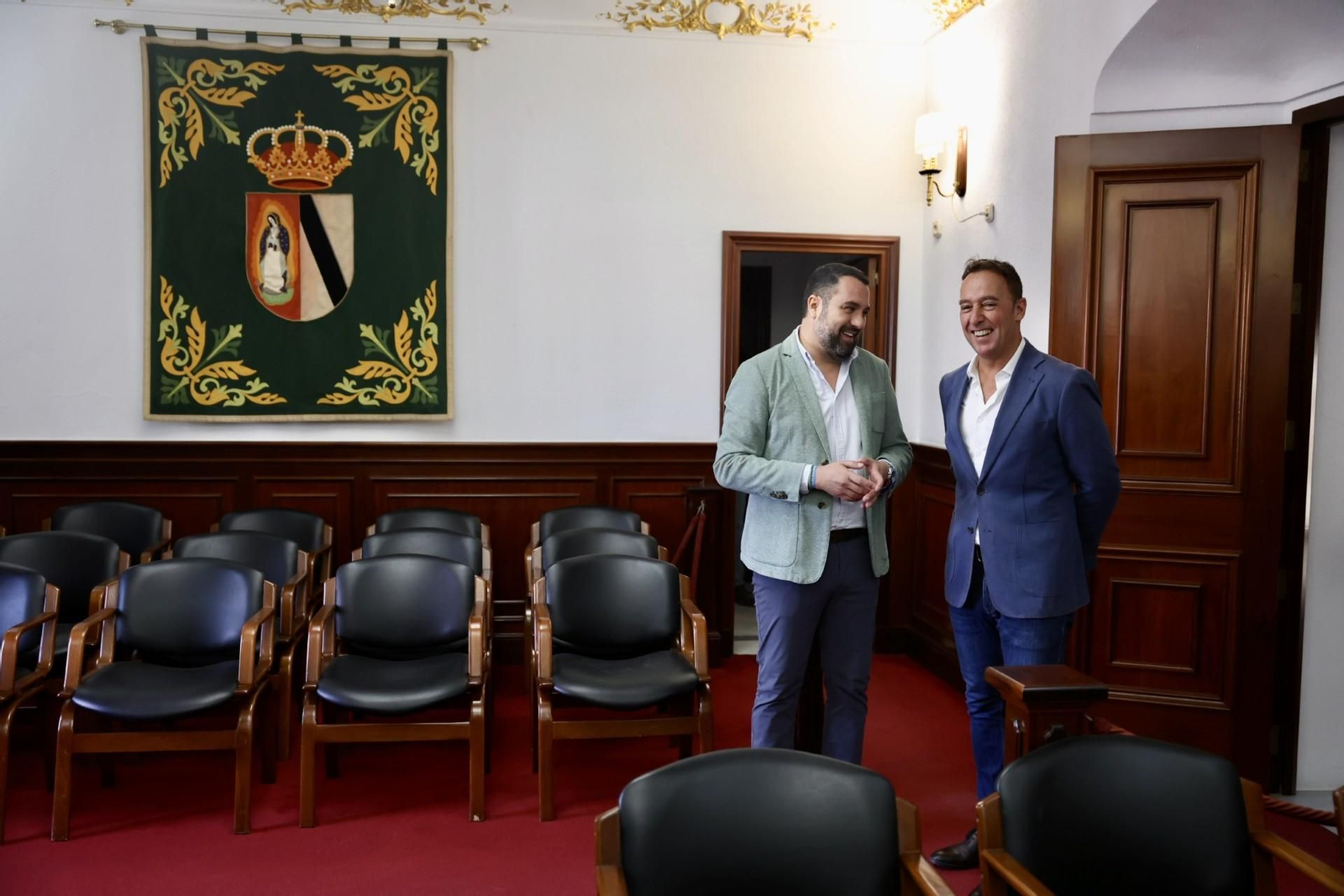 diputado provincial de Vivienda de la Diputación de Cádiz, José Manuel Cossi,  y el alcalde de Algar, José Carlos Sánchez, en el Ayuntamiento.
