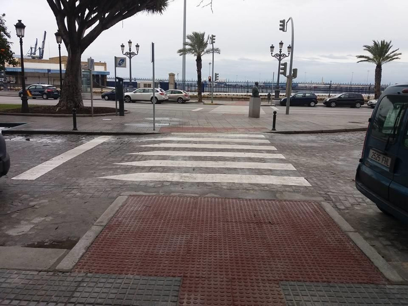 Paso de peatones elevado en Cuatro de Diciembre Paso de peatones elevado en Cuatro de Diciembre