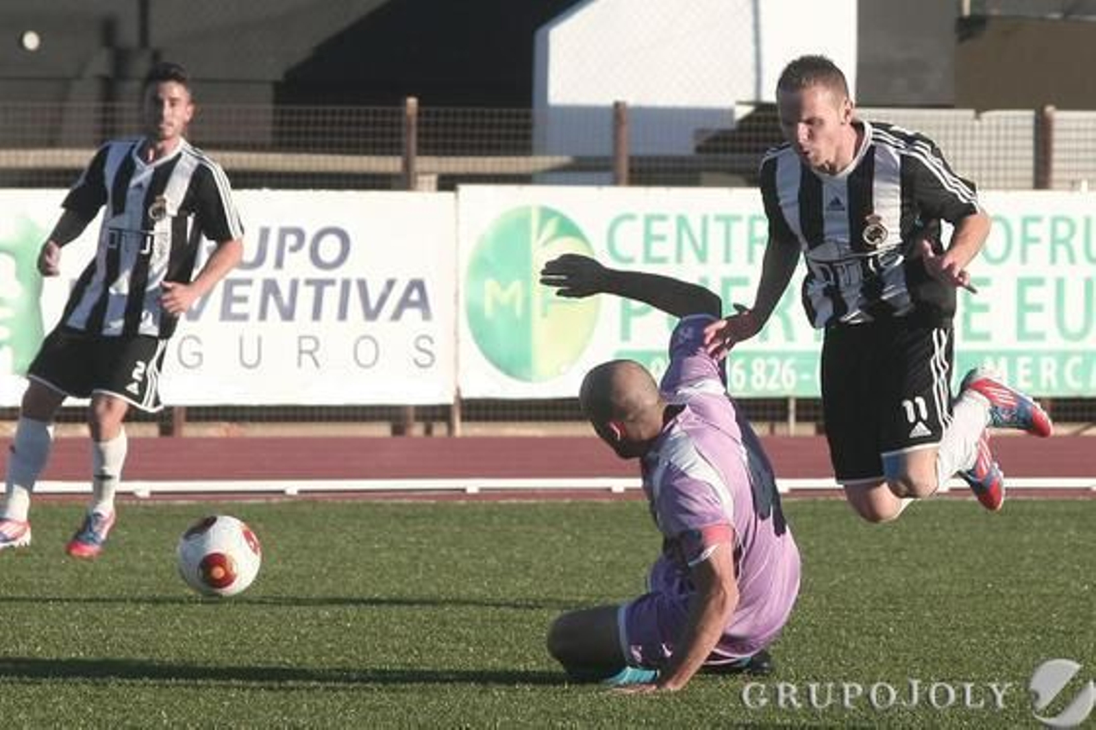 La Balona tropieza en el Municipal (1-2) y deja pasar una oportunidad de cazar al cuarto

Foto: Paco Guerrero