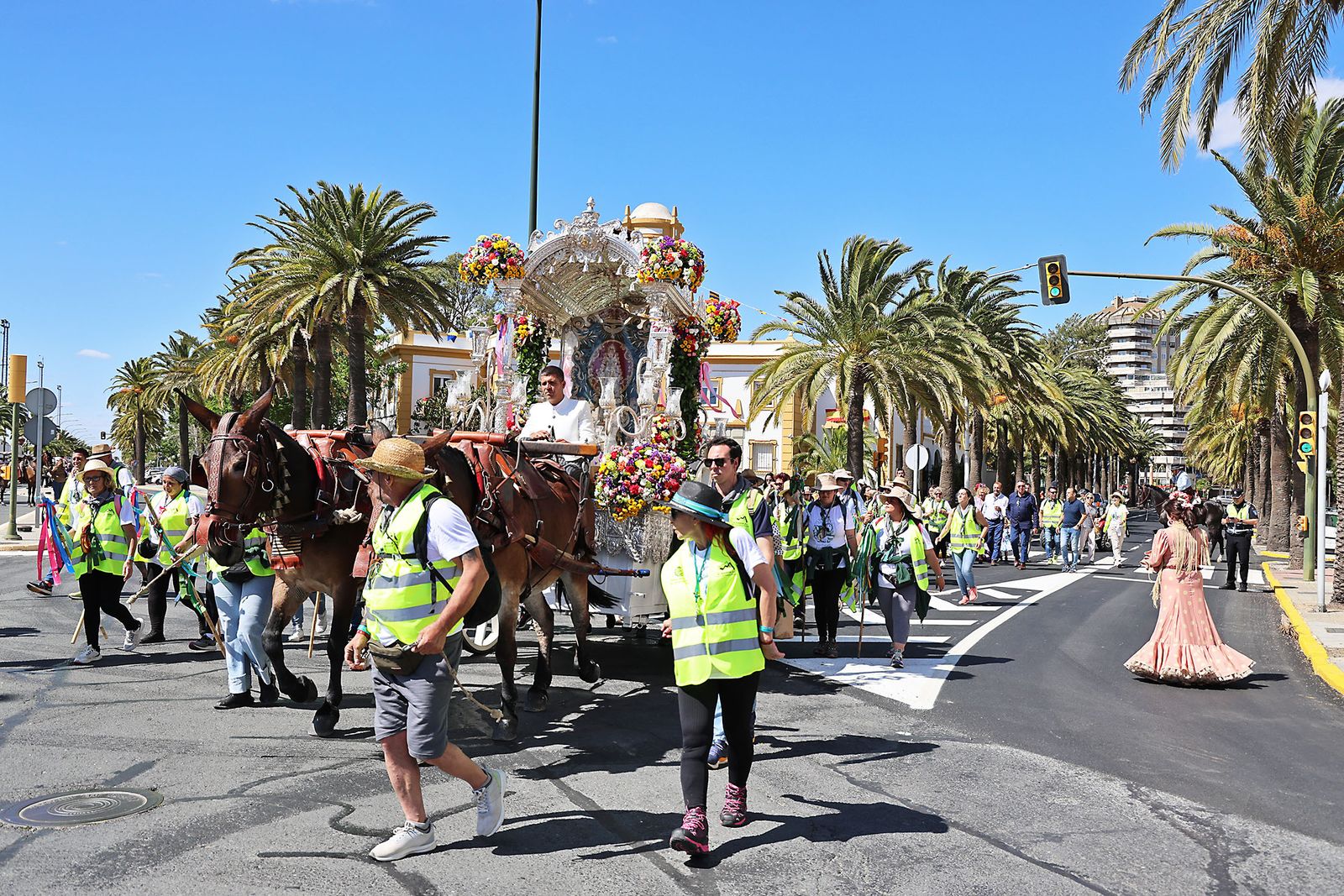 Imágenes de la Hermandad del Rocío de Punta Umbría a su paso por Huelva