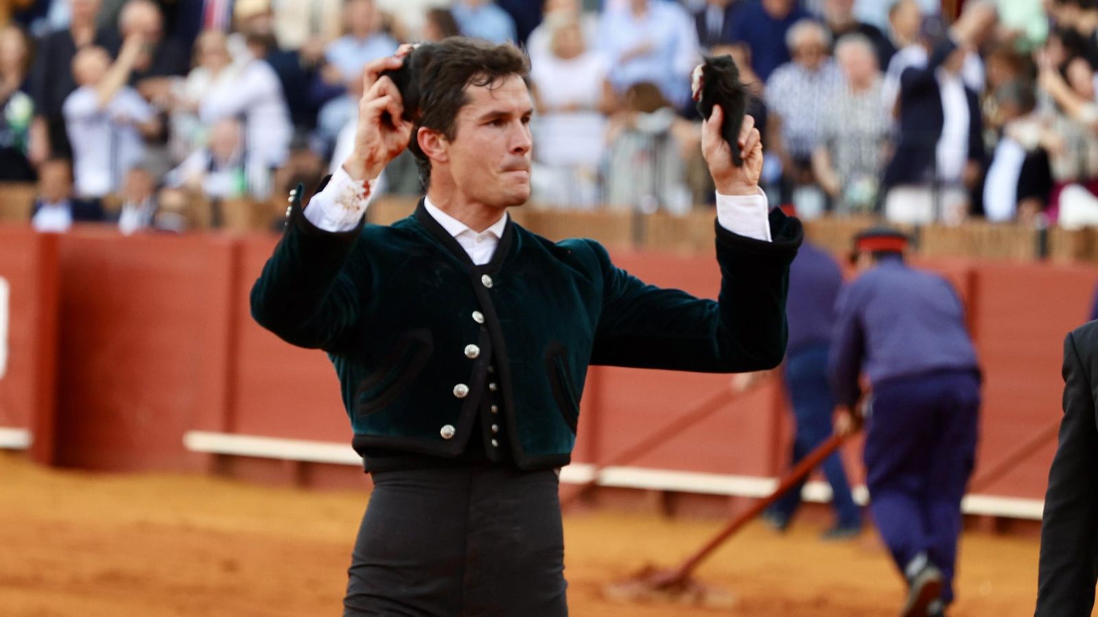 Luque pasea las dos orejas que cortó el pasado domingo en la Maestranza.