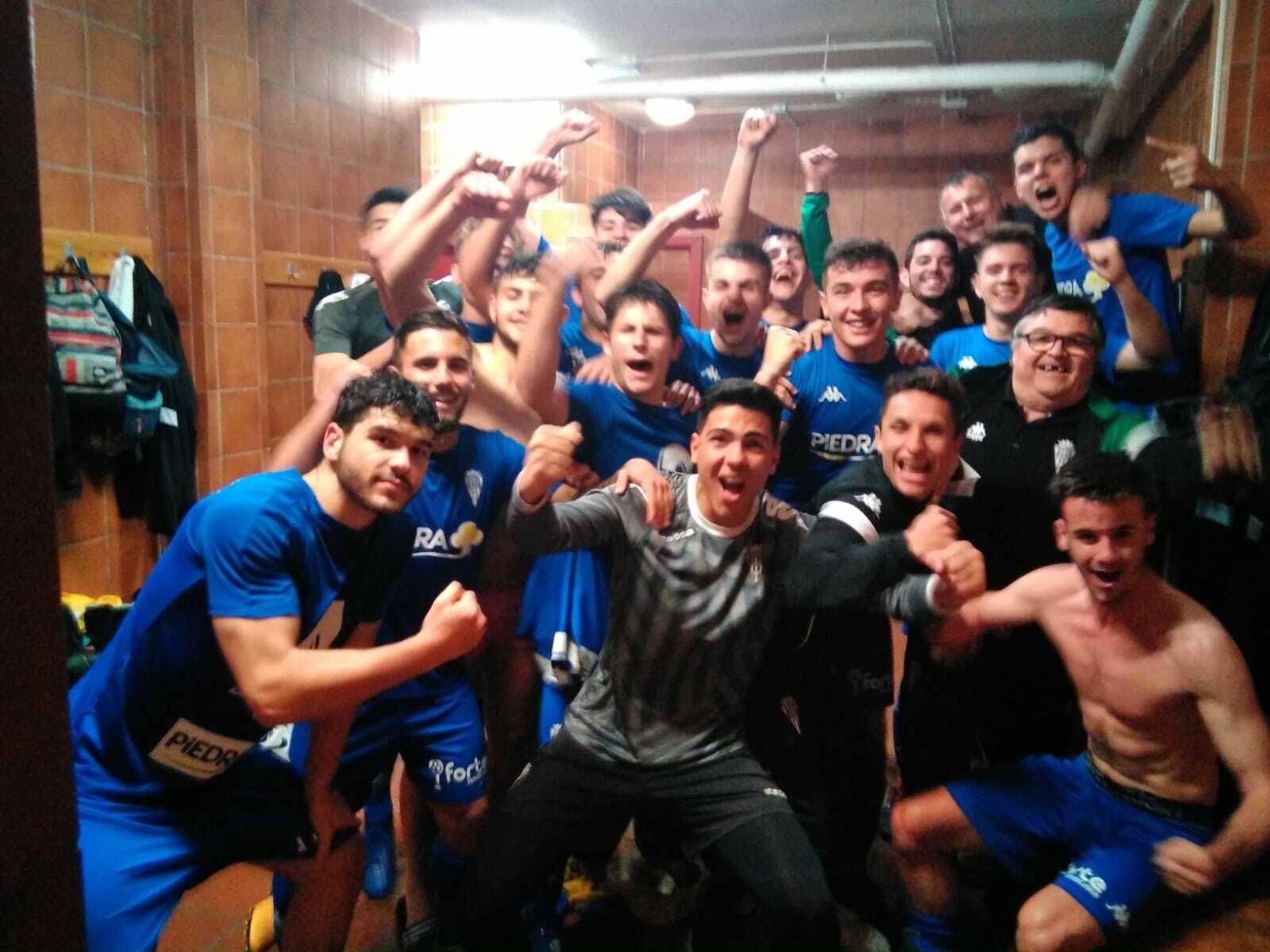 Los jugadores del Córdoba celebran su triunfo en Almería.