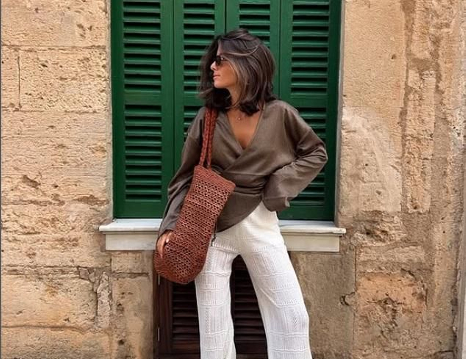 Anchos y en el color en tendencia del otoño, así son los pantalones boho de Zara que las más alternativas llevan con blusas holgadas.