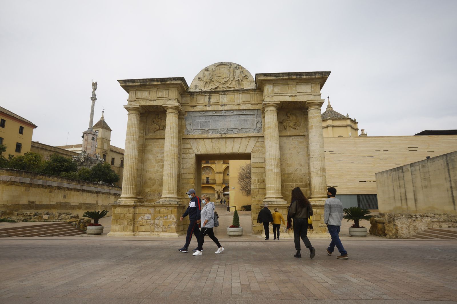 El buen tiempo llena las calles y terrazas en el primer día del Puente de Andalucía en Córdoba