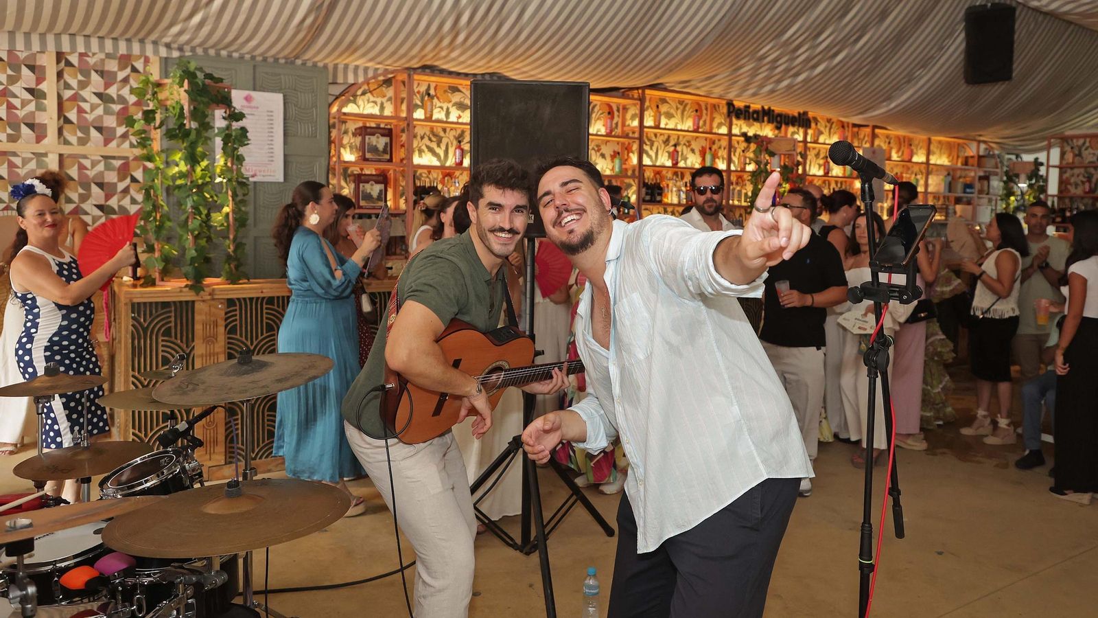 Aliquindoi actuando en la Peña Miguelín.