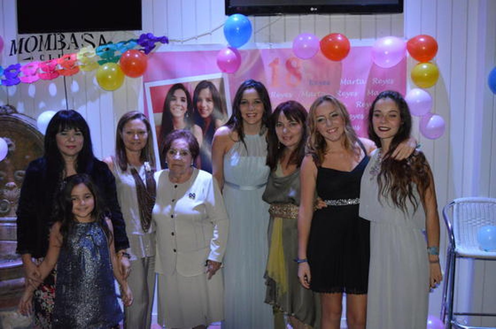 Inma Caballero, Inma Velázquez, María del Mar Rodríguez, Concha Velázquez, Reyes Ruz, Reyes Velázquez, María Ruz y Ana Velázquez.

Foto: Ignacio Casas de Ciria