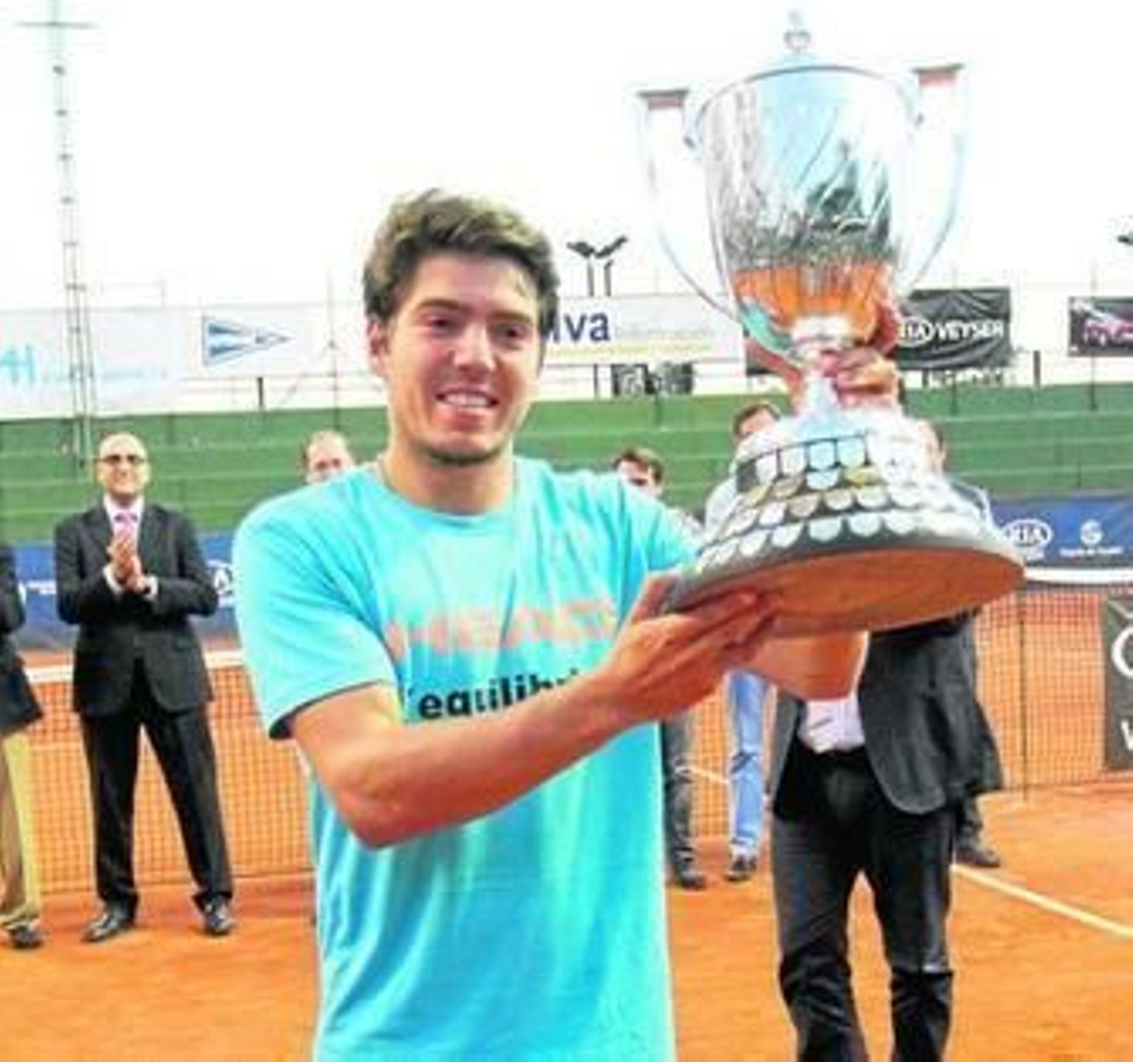 Los organizadores y patrocinadores de la Copa del Rey de Tenis, con los trofeos para los campeones y subcampeón.