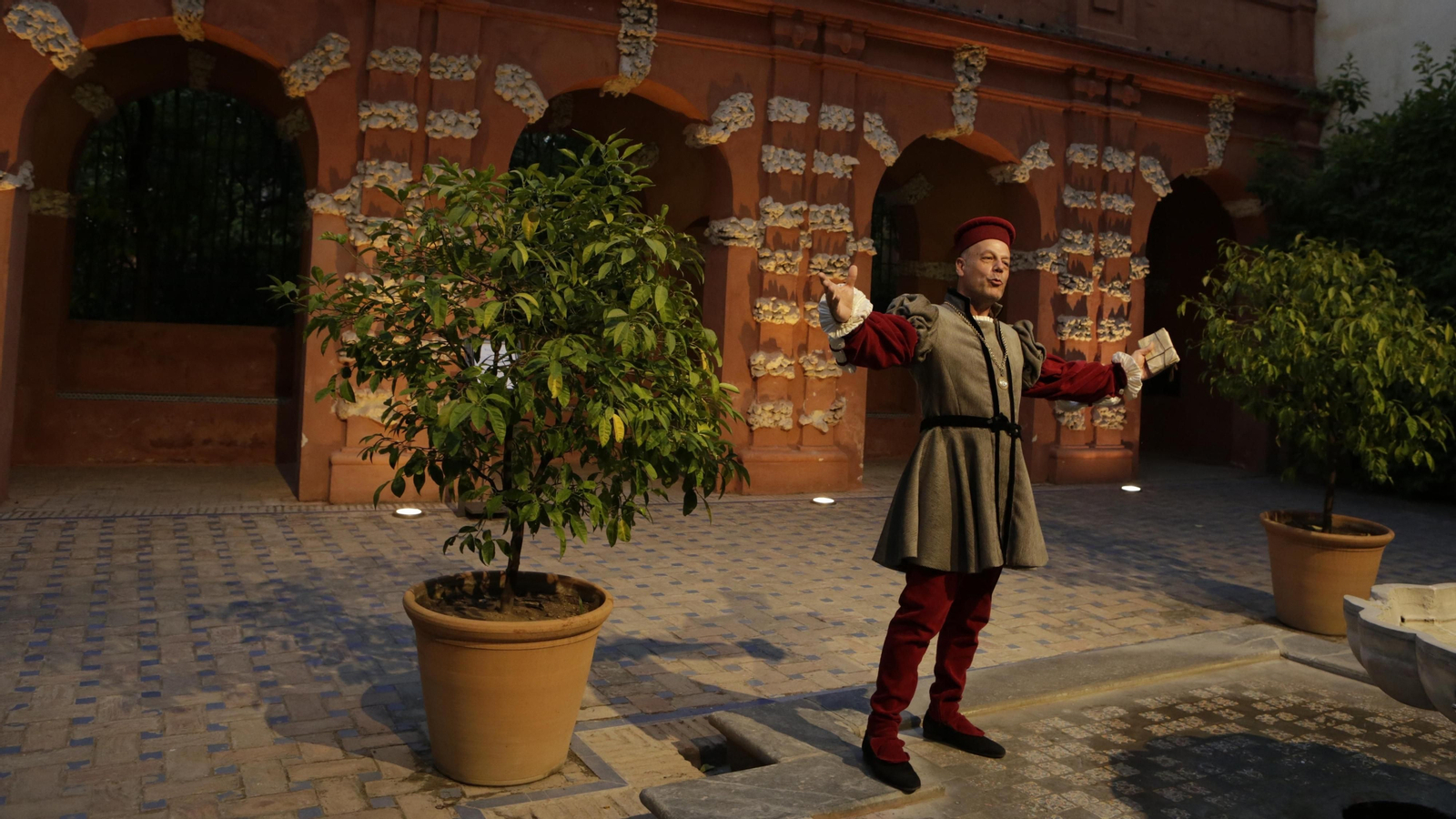 Las visitas teatralizadas en el Alcázar en imágenes