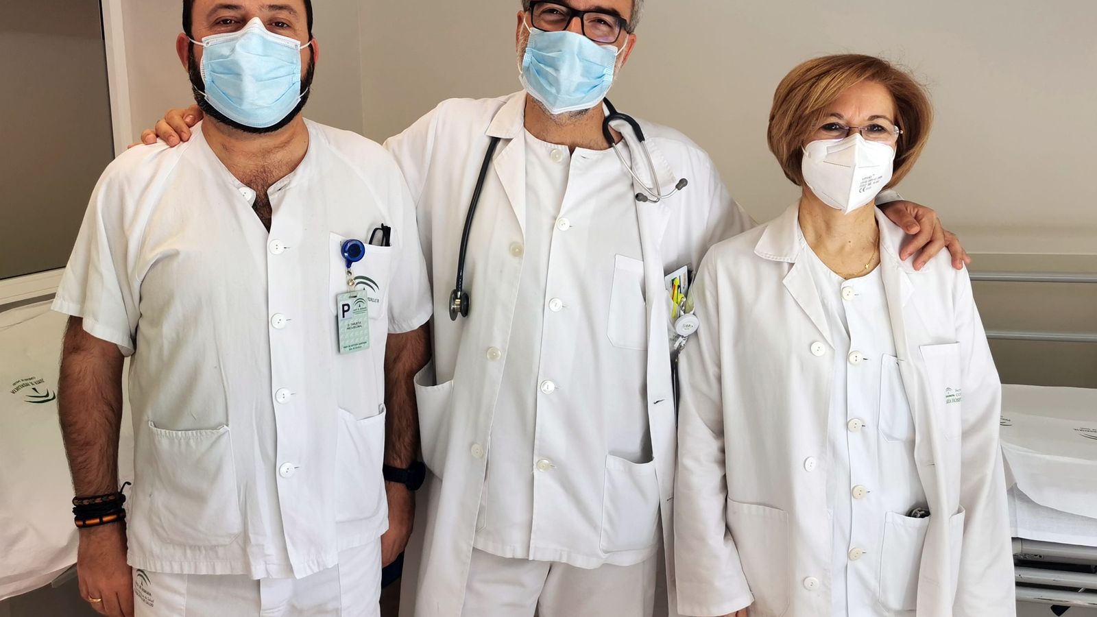 El responsable de la Unidad de Medicina Interna del Hospital El Tomillar, Salvador Vergara, junto a los dos supervisores de la misma, Valme Gómez y Francisco Hidalgo.