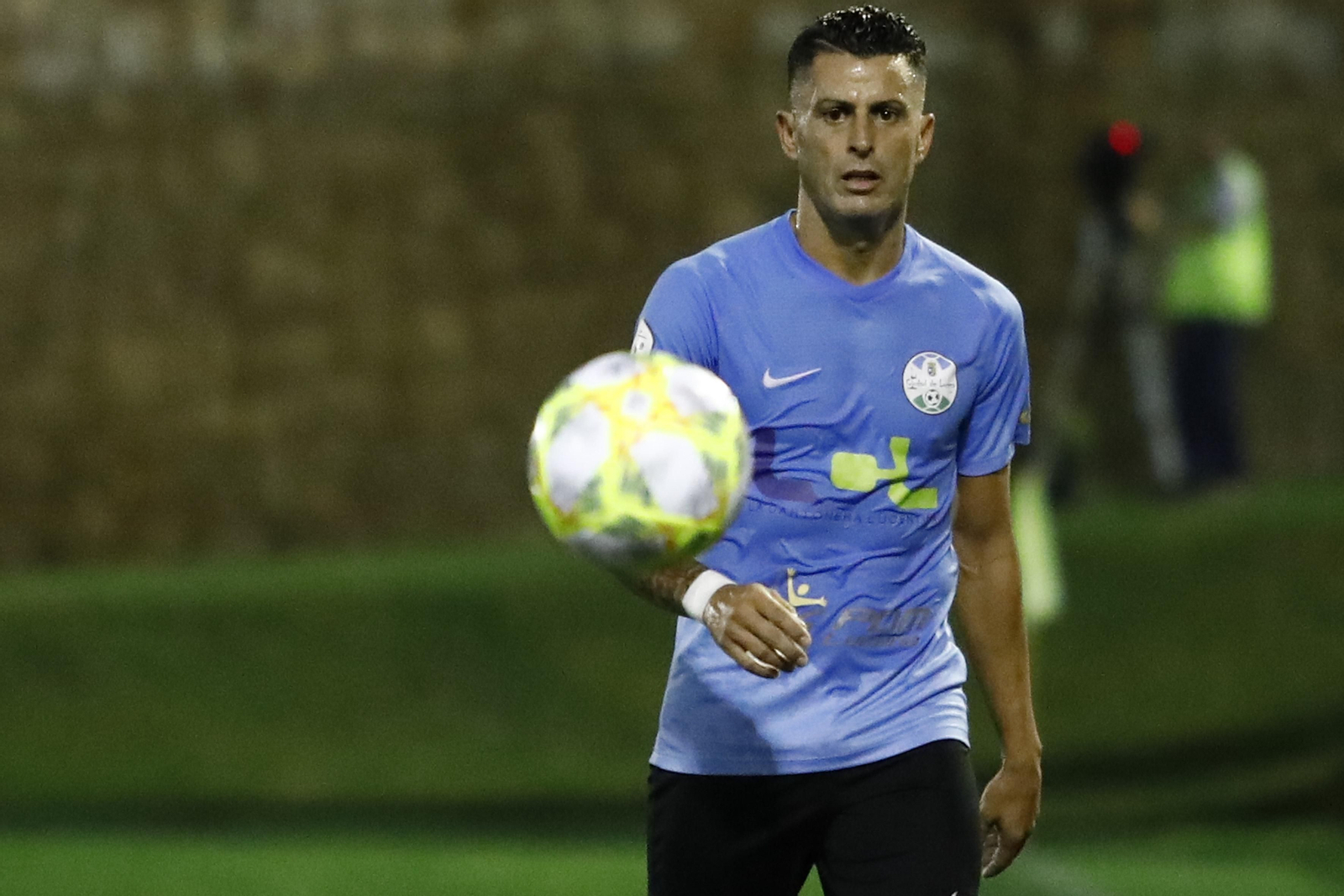 Zurdo busca un balón para sacar de banda en la final del 'play off' ante el Betis Deportivo.
