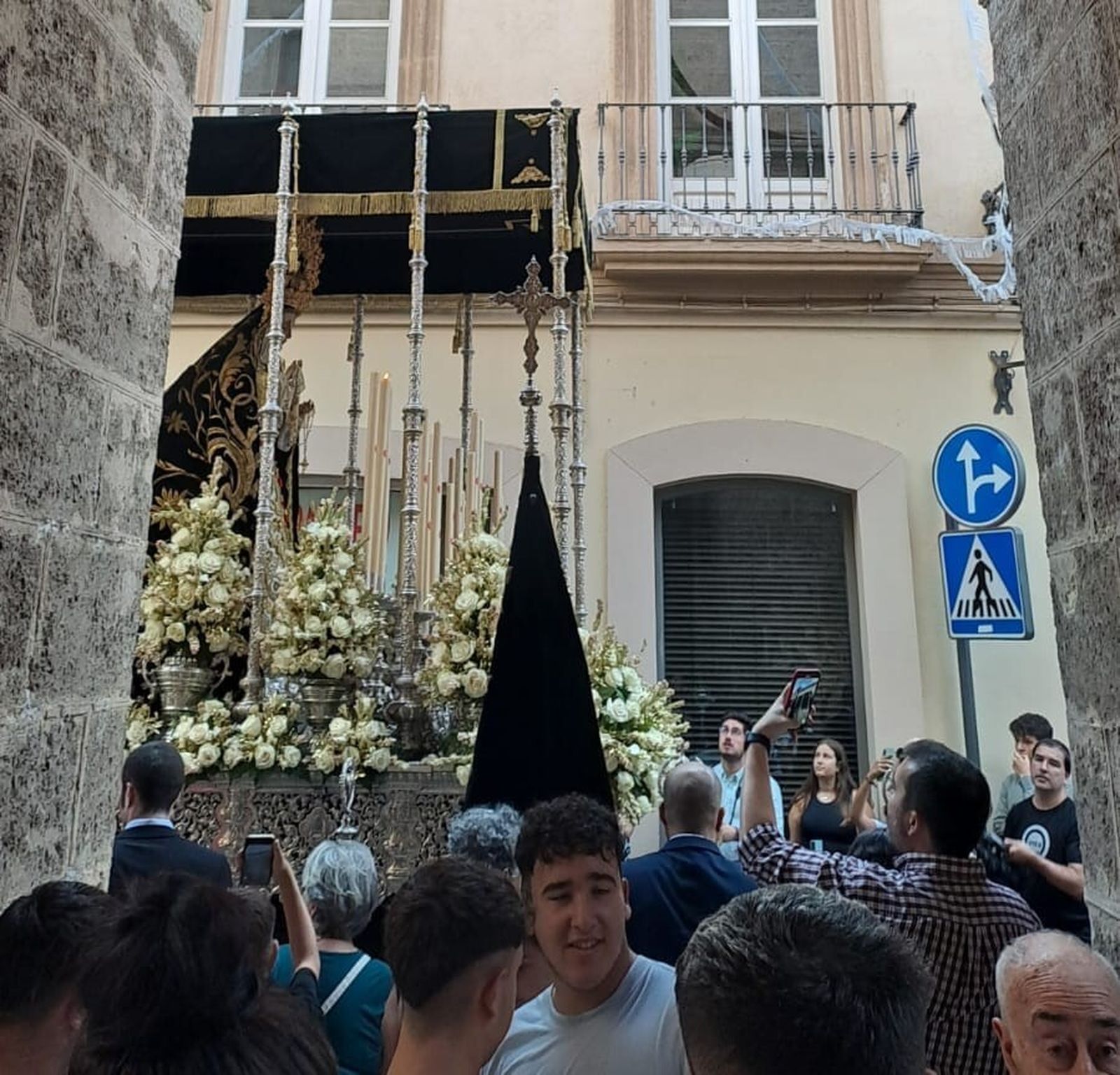 La VIrgen de los Dolores, por la calle Real.