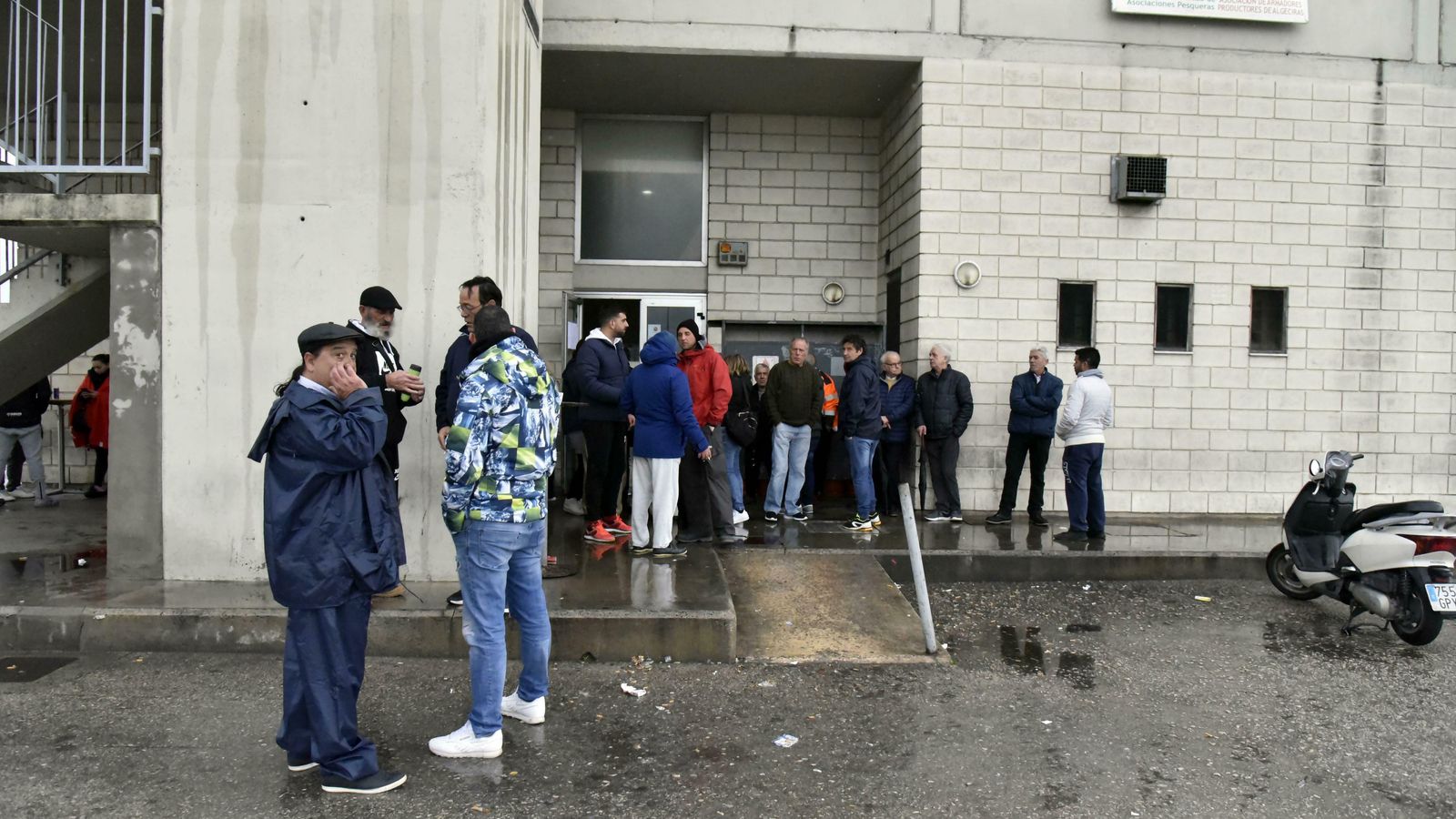 Un grupo de familiares, en la dársena pesquera de Algeciras.