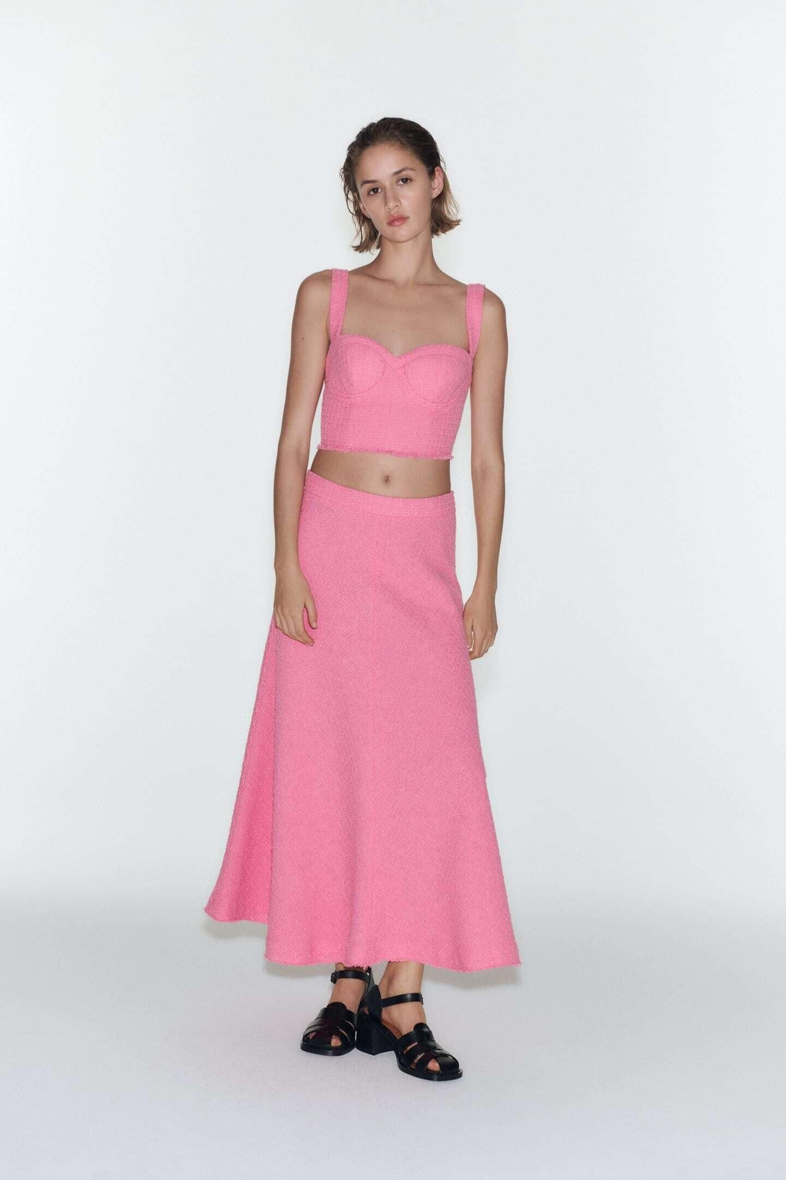 Falda midi rosa de Zara. Falda midi rosa de Zara.