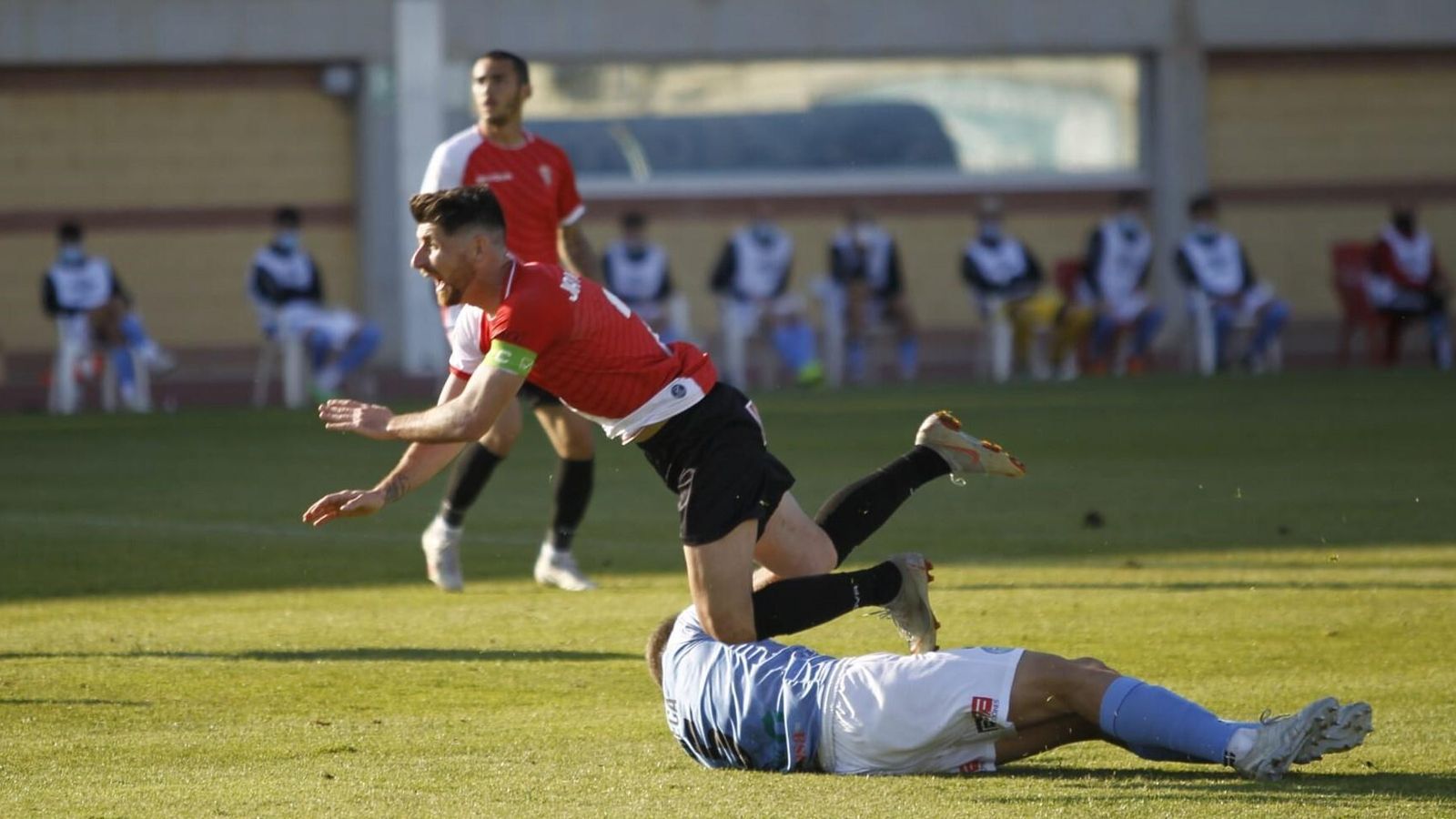 Javi Flores es derriba por Checa, central de El Ejido.