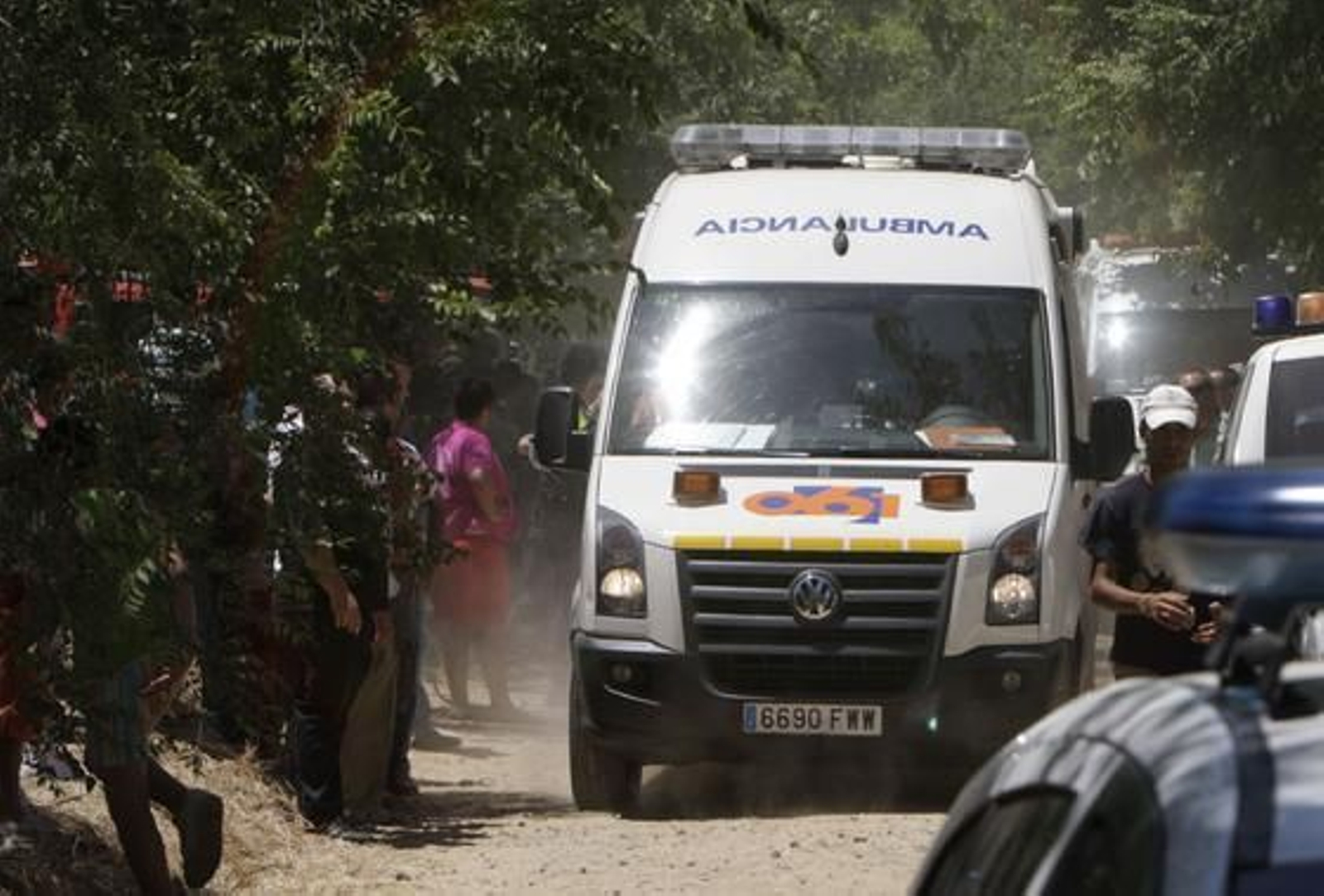 Una ambulancia sale del lugar de la deflagración. / José Ángel García