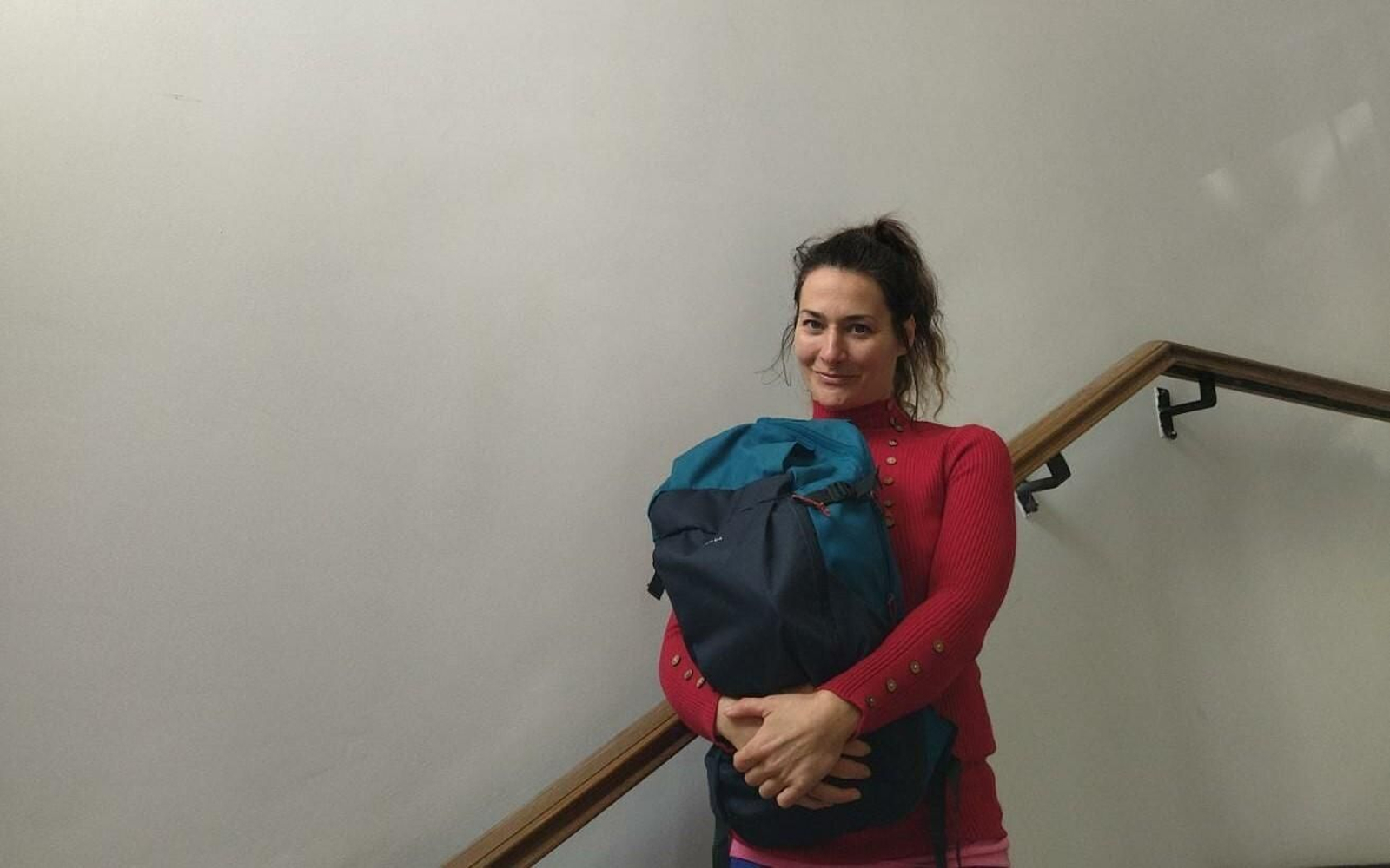 Cristina Onaindia con la mochila sale de objetos perdidos de la EMT. Cristina Onaindia con la mochila sale de objetos perdidos de la EMT.