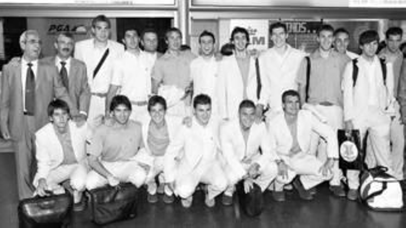 1. Jugadores de España -Silva, Cesc y De la Red en la imagen- antes de viajar al Mundial sub 20 de Holanda. 2. Iniesta controla el balón rodeado de jugadores de Malí, durante el segundo partido del Mundial sub 20 disputado en Emiratos Árabes Unidos. 3. Fernando Torres lanza el penalti decisivo ante Francia en la final del Europeo sub 16 en 2001.