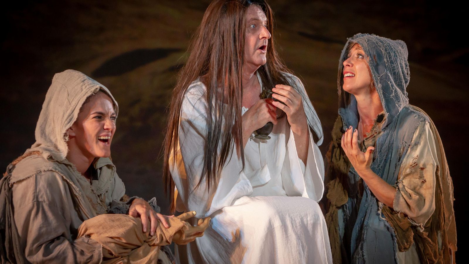 Elena Lombao y Eva Isanta, con Richard Collins-Moore.