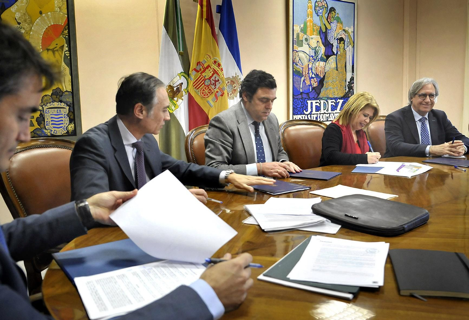 Un momento de la firma del convenio ayer en el Ayuntamiento.