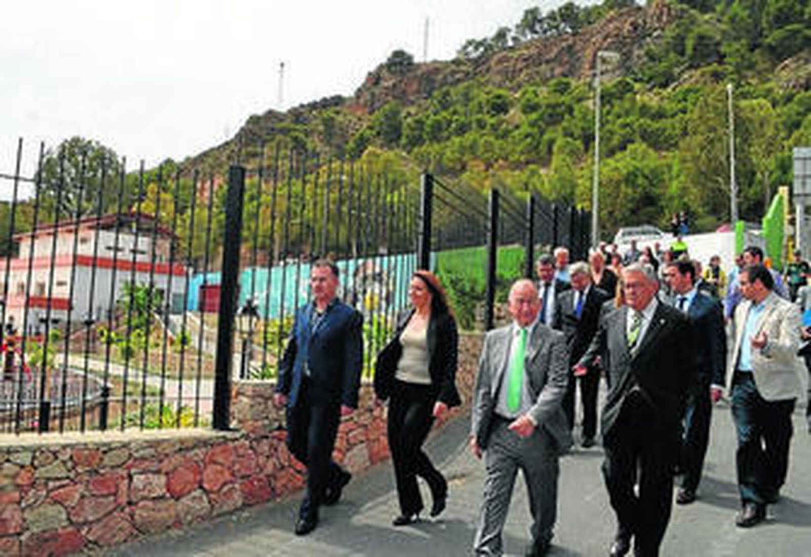 Las autoridades que acudieron al acto de inauguración.
