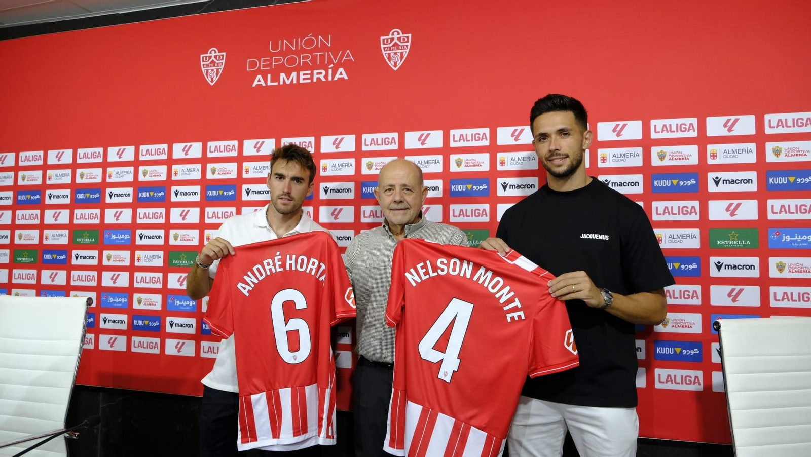 André Horta y Nélson Monte posan con sus respectivas camisetas junto a Mariano Blanco, quien volvió a ser el encargado de presentar a ambos.